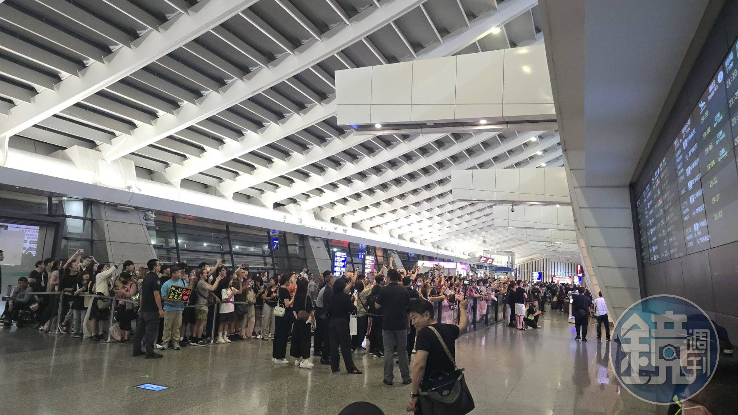 桃園機場湧入超過300名歌迷接機濱崎步。