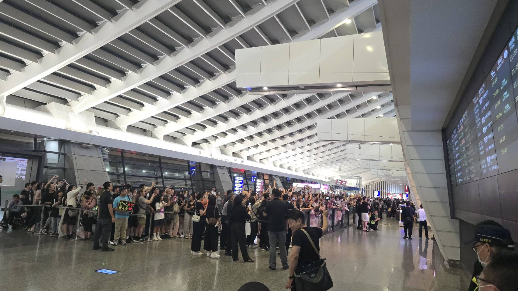 桃園機場湧入超過300名歌迷接機濱崎步。