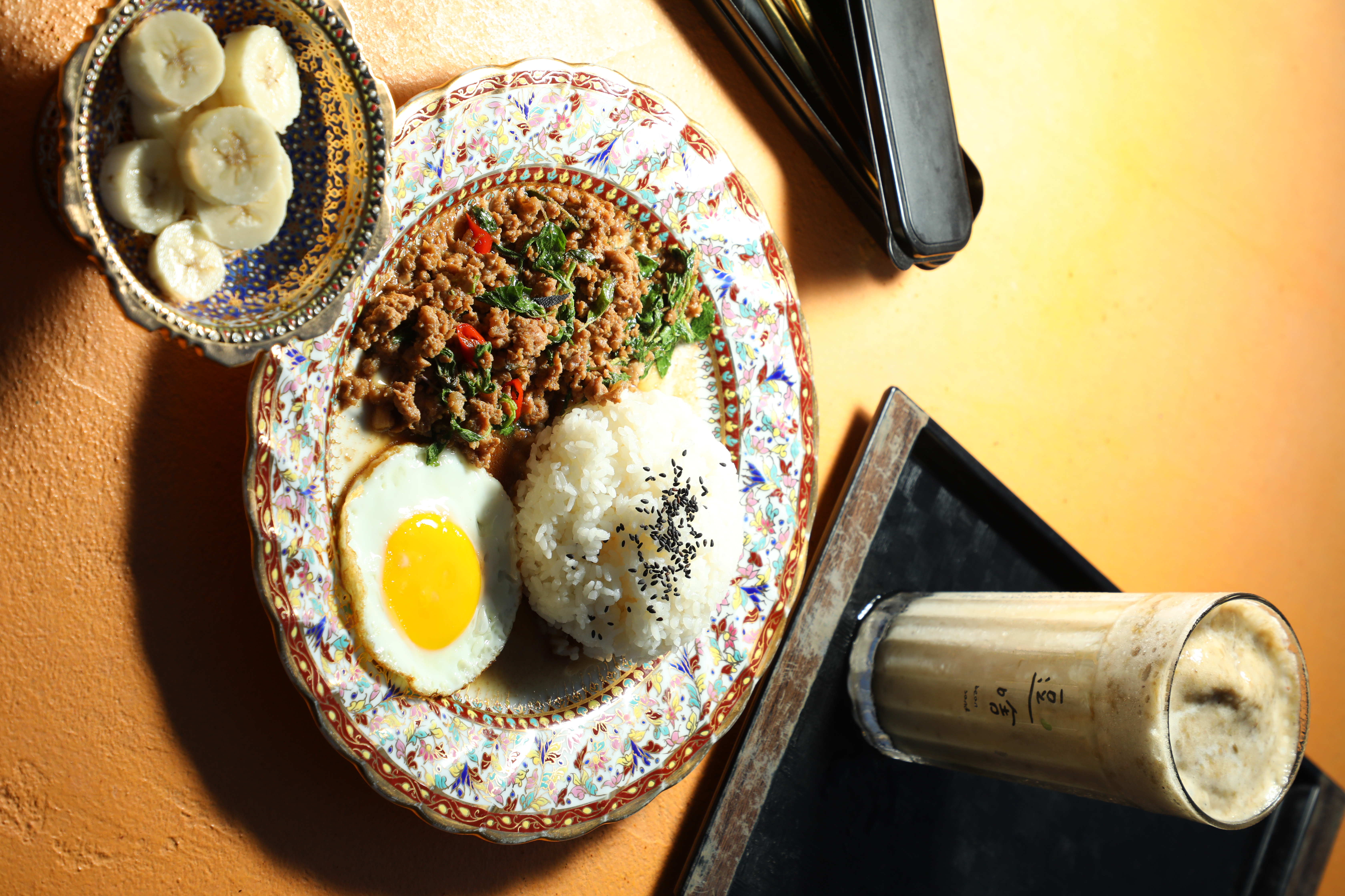 「潛水特餐」包含正宗泰式打拋豬肉飯、時令水果與一杯綠豆沙飲品。（250元／份）