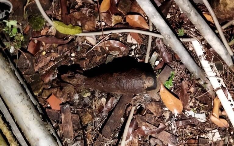 高雄市美濃區和平街一處空地24日發現迫擊砲未爆彈。（警方提供）