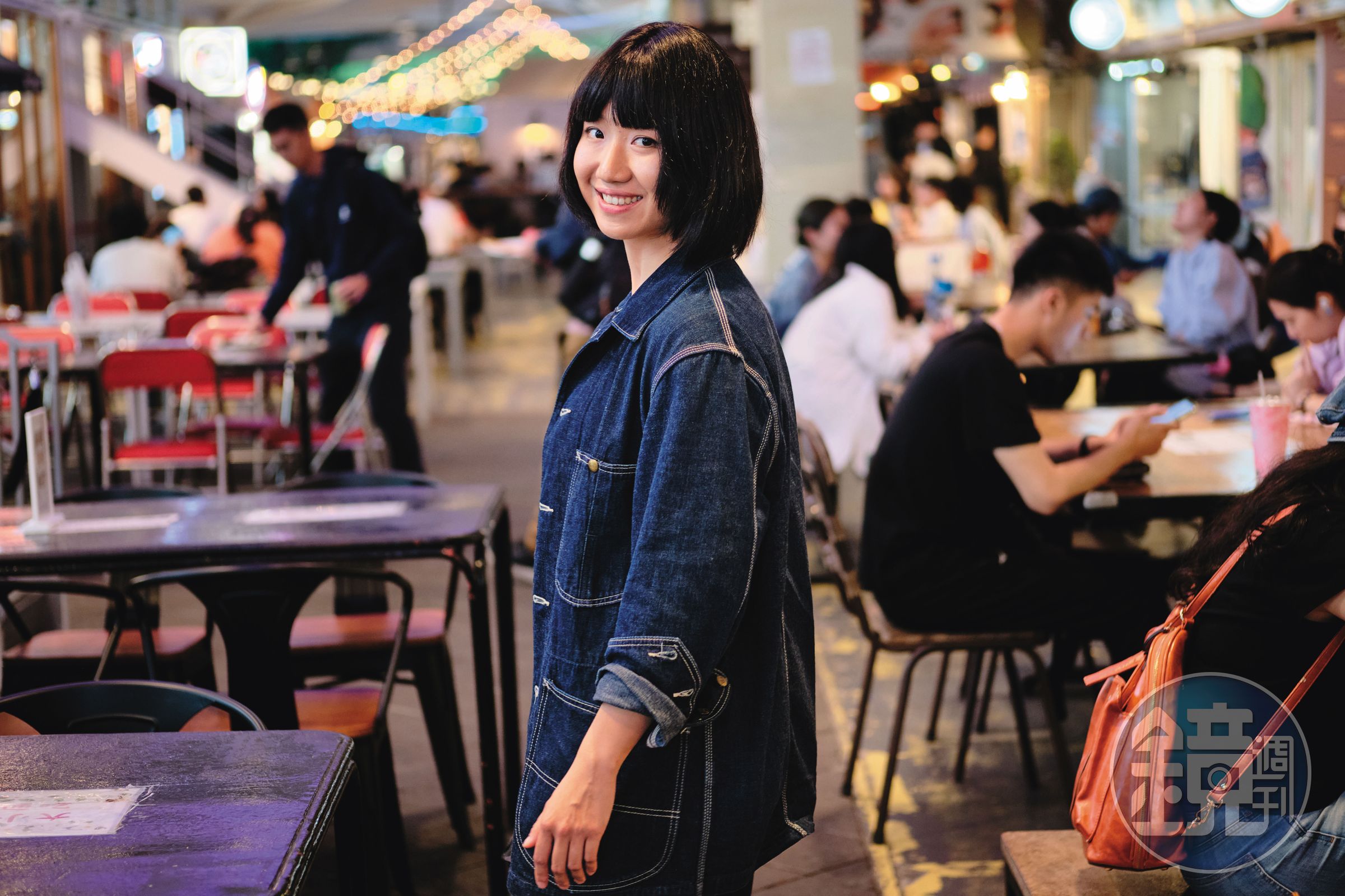 許微其在台灣逐漸鬆弛下來,嘗試對生活報以燦笑。圖為她在台灣逛市集。