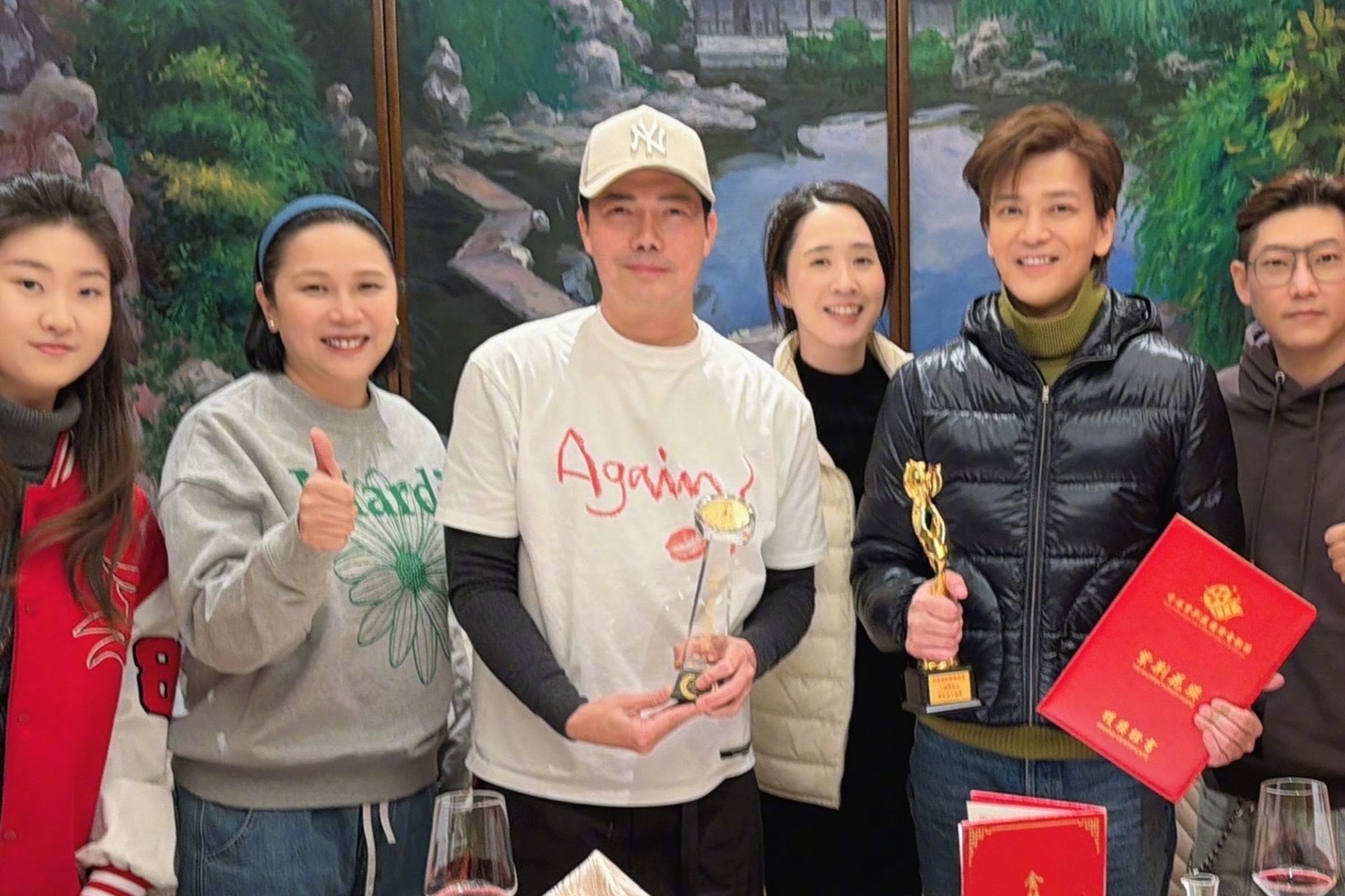 陳曉東首奪影帝,同片的謝天華亦獲「最佳男配角」,劇組聚餐慶賀,也順便為陳曉東頒獎。(陳曉東微博)