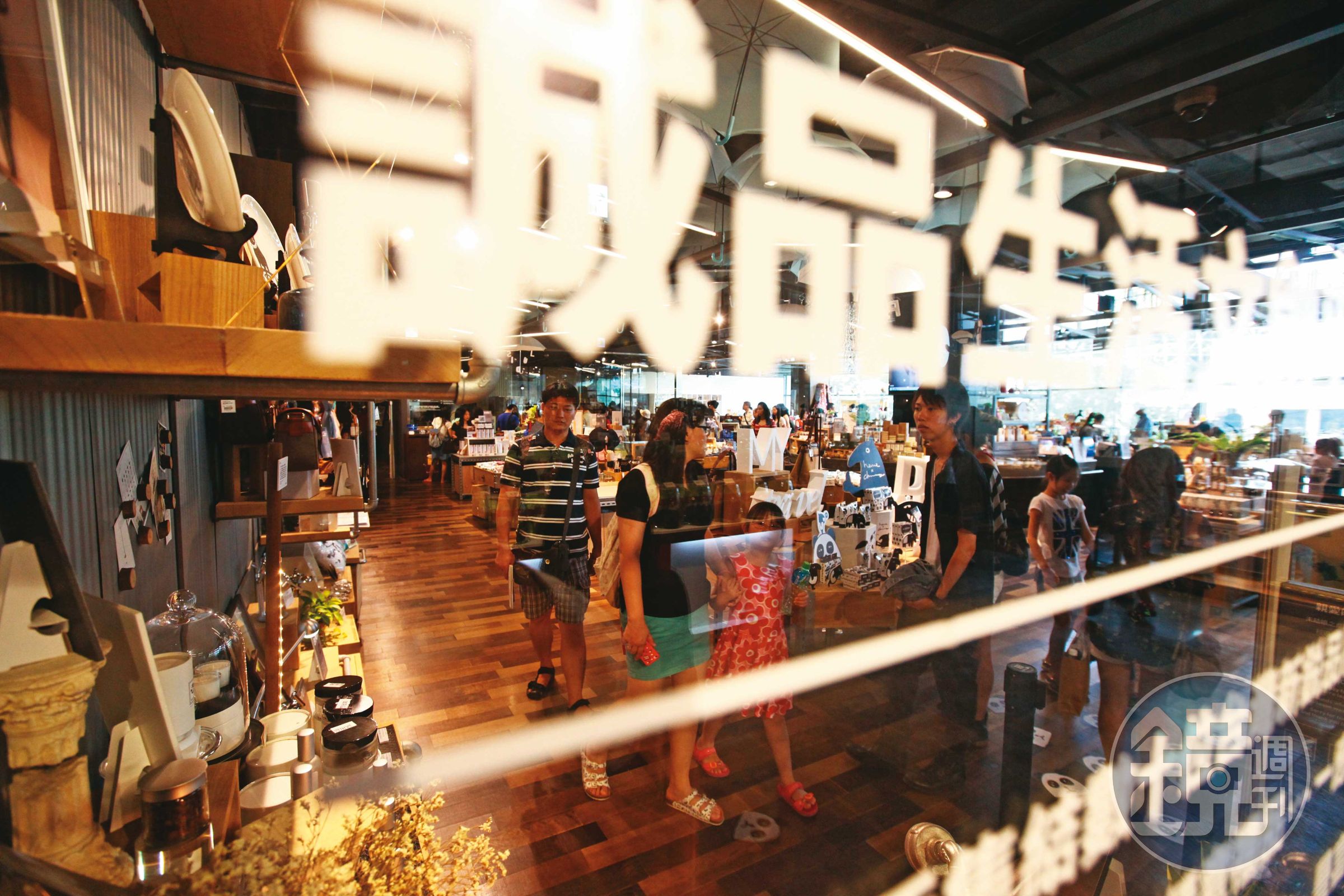 看好大巨蛋商圈崛起,誠品董事長吳旻潔去年把24小時書店移到松菸店。(資料照片)