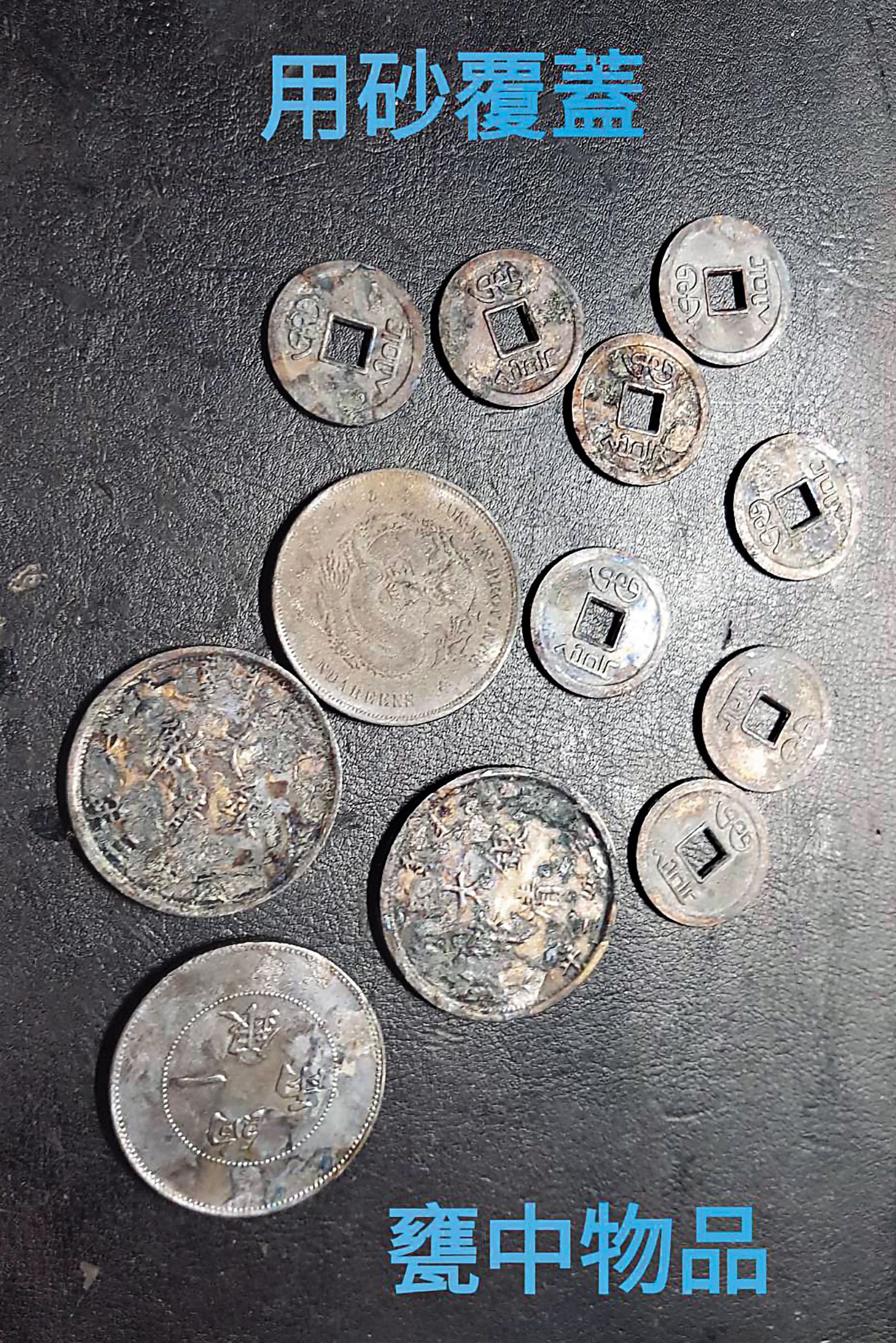 瓷甕中裝有數枚古銅錢還用砂覆蓋，小馬哥哥認為這是害家族分崩離析的主因。（讀者提供）