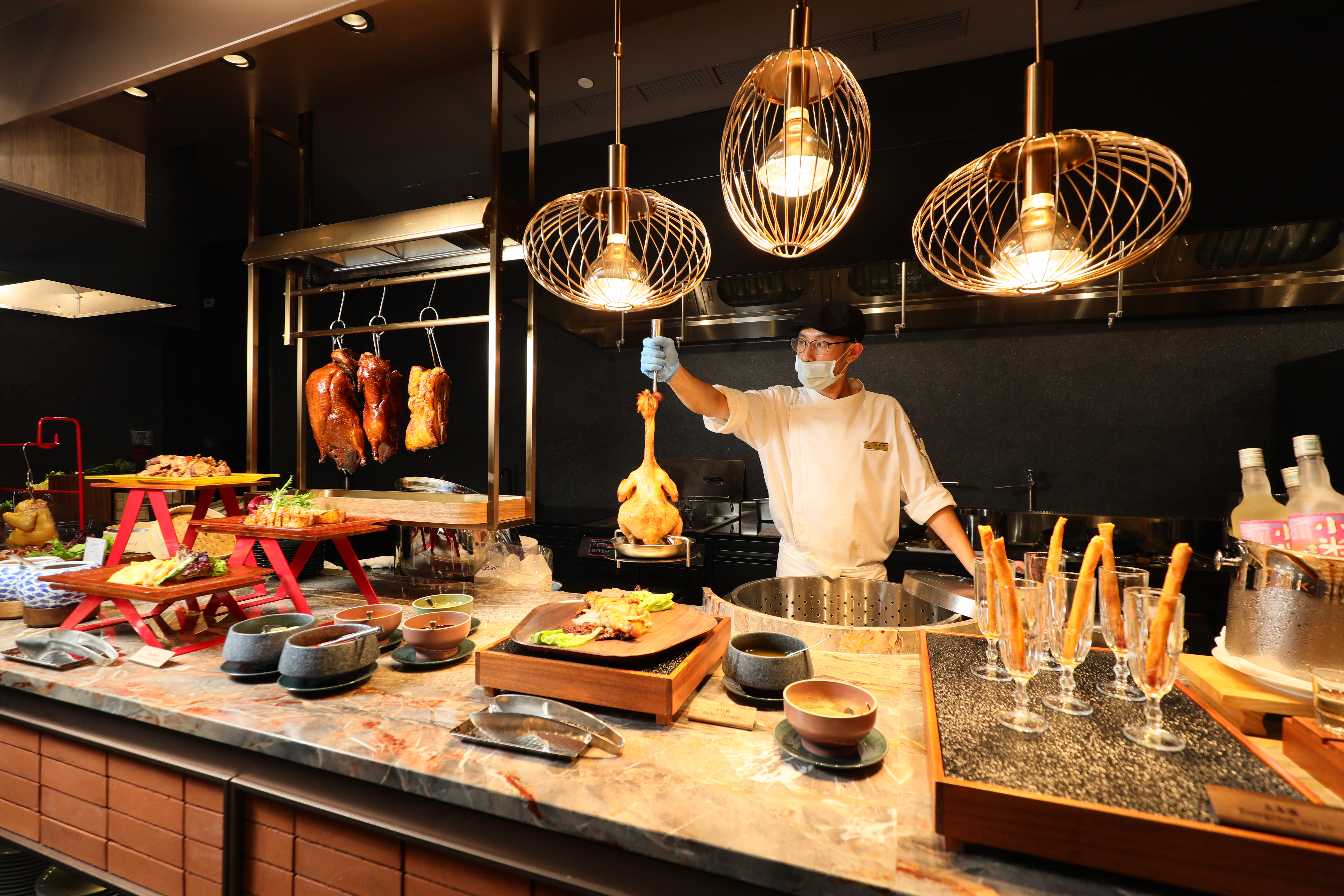 新開在台北南港的「島語自助餐廳」，援引漢來豐富的餐飲資源，看得到名人坊、弁慶日本料理、福園等集團姊妹店的支持。