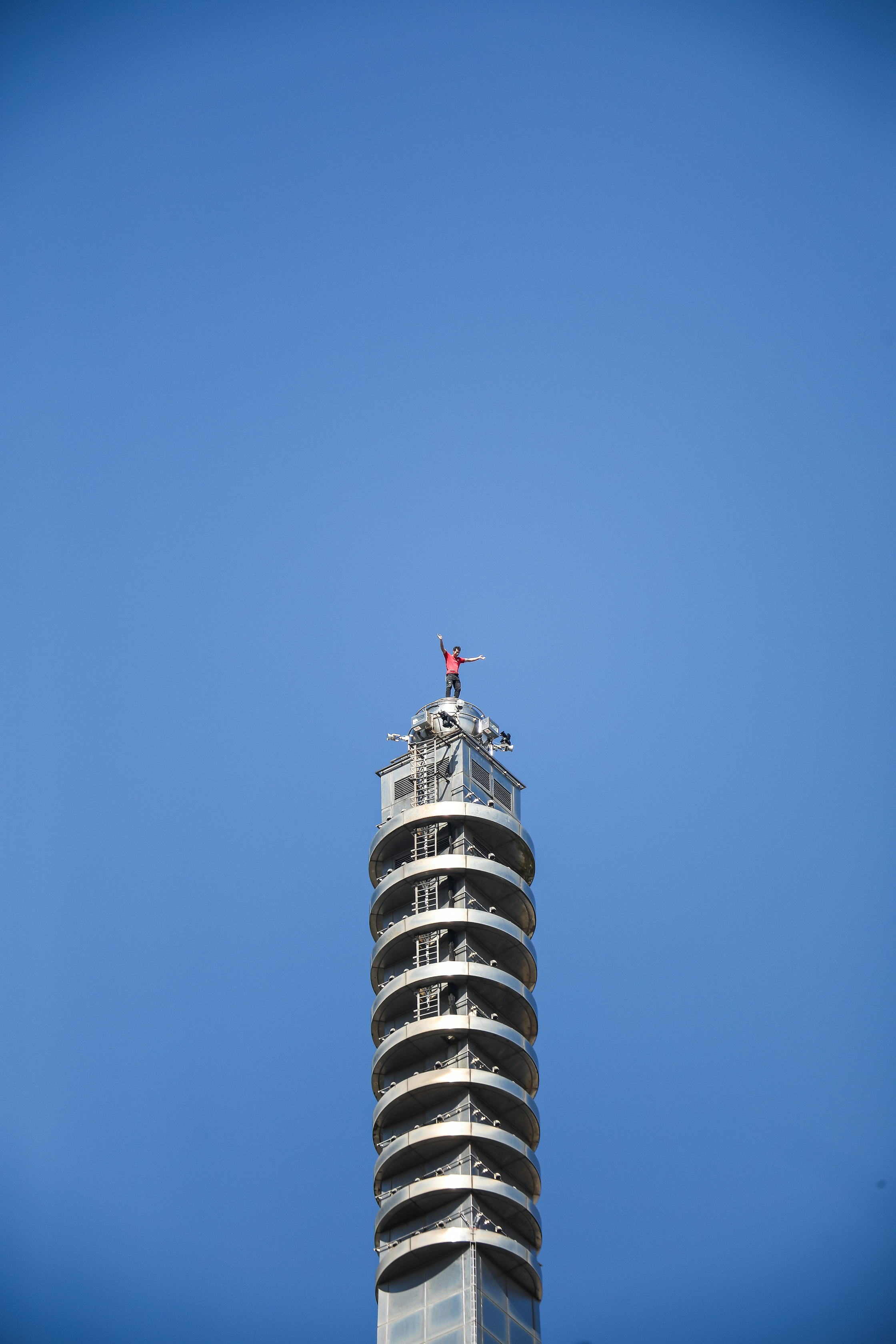 美國極限攀岩家艾力克斯霍諾德成功徒手攀爬台北101,歷史壯舉透過Netflix在全球直播,引發國內外熱議。(鏡報鄒保祥、李智為)
