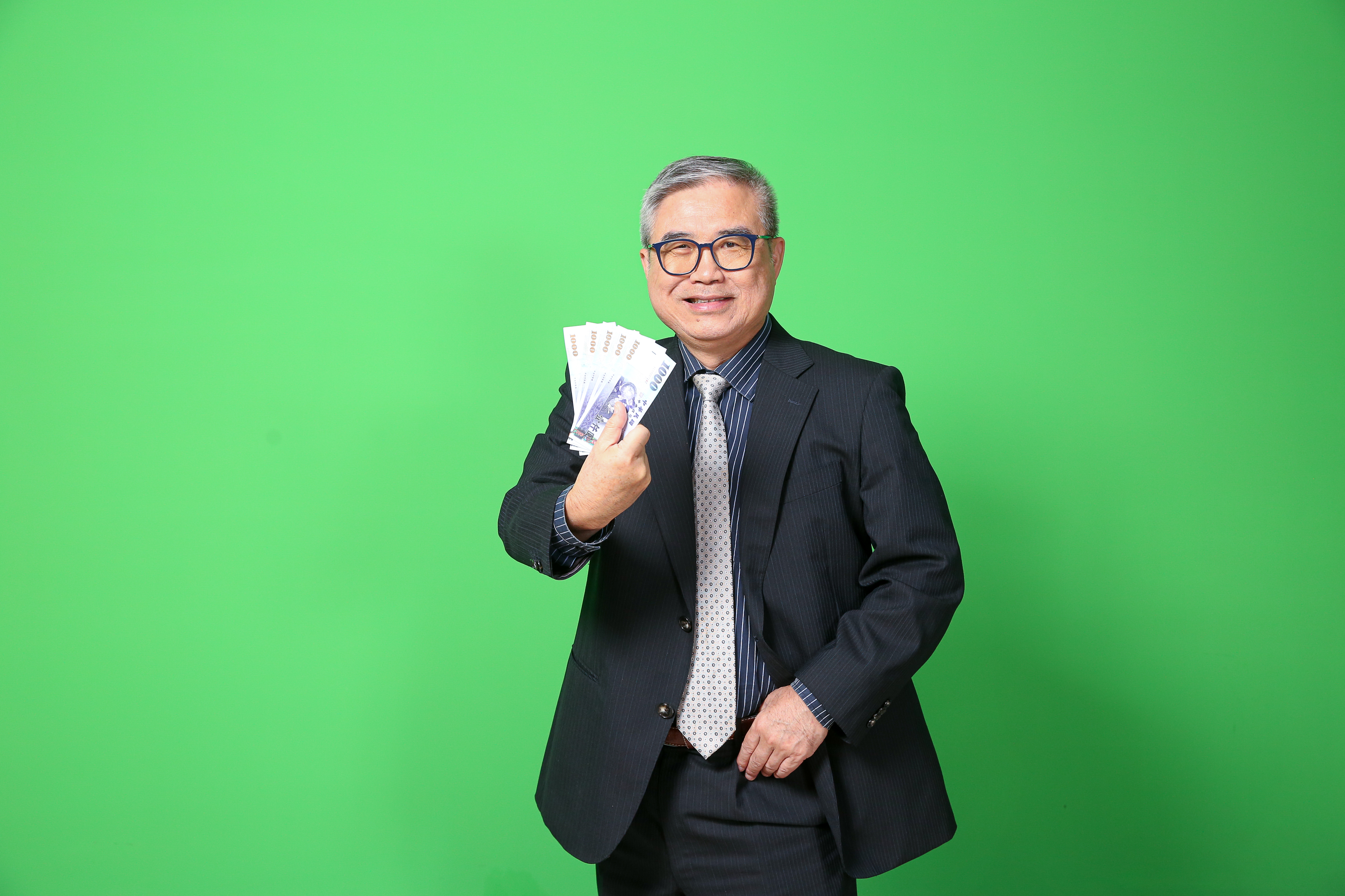 怪老子表示，勞退一次領出後自行投資，對資產累積較有利。