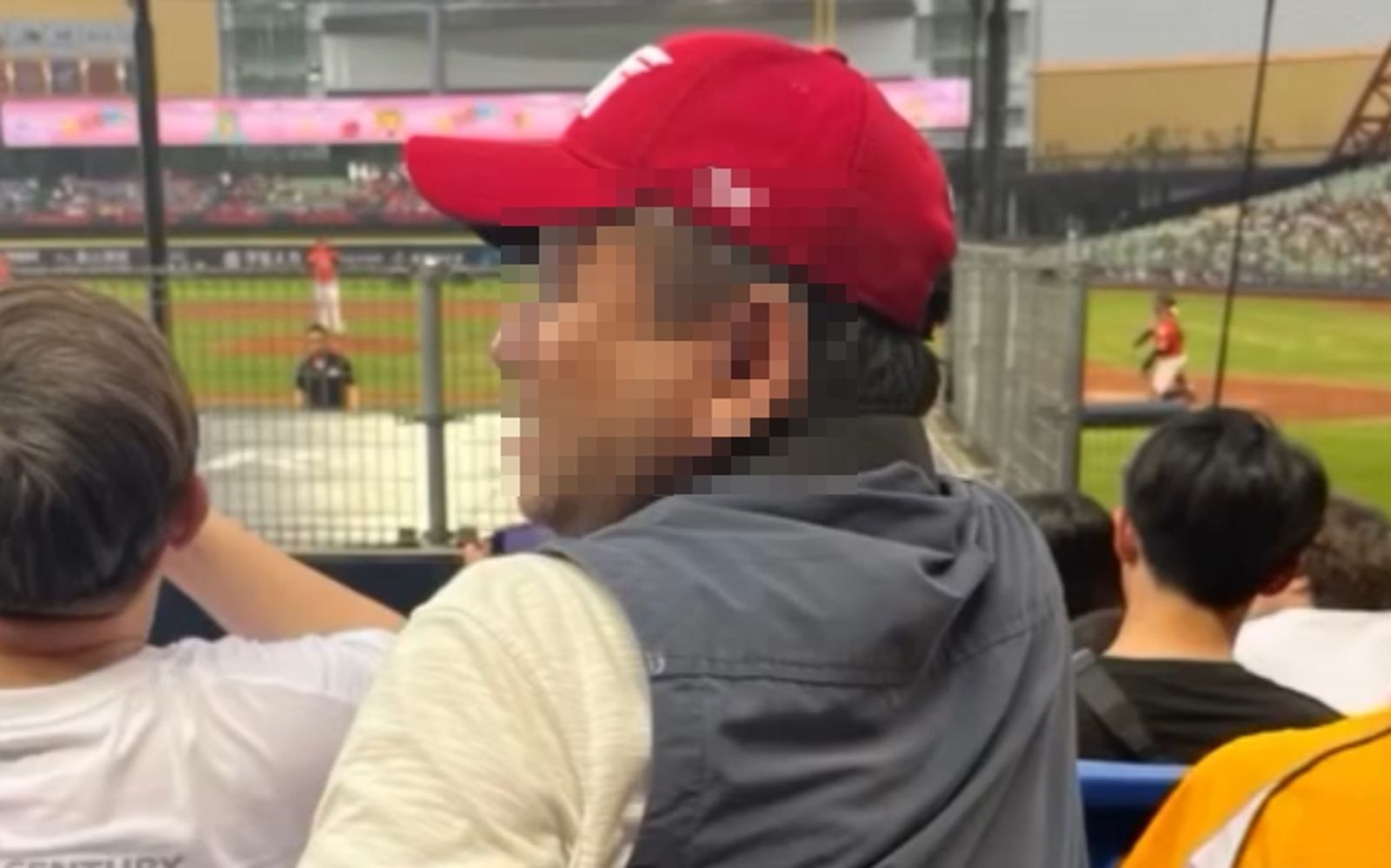 他看棒球賽被提醒別站立竟嗆「女人閉嘴」! 會長蔡其昌出手了