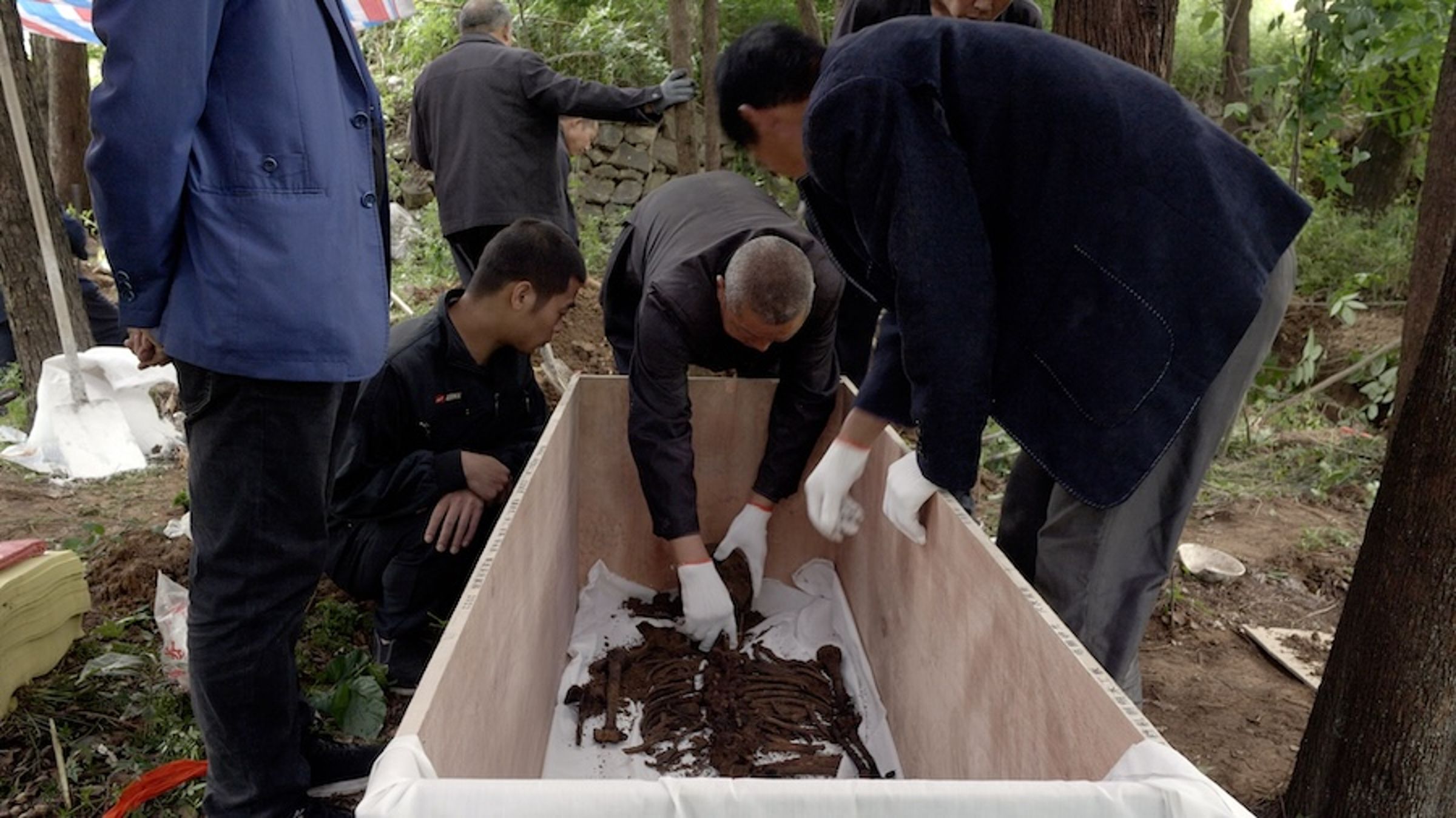 胡三壽執導的《復活》記錄下家鄉墳場因高速公路建設而被迫開挖遷移的過程。(TIDF提供)