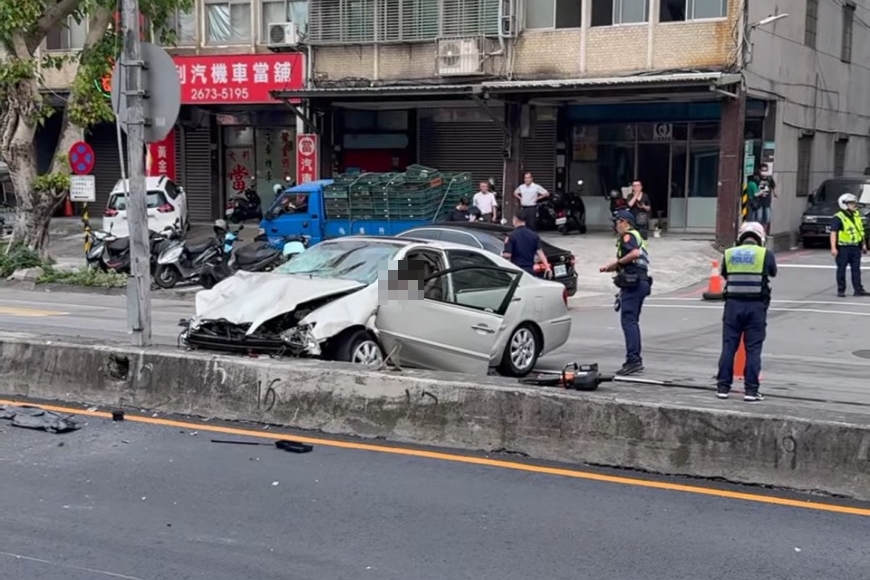 78歲余姓駕駛疑因不明原因，失控衝撞正準備過馬路的學生與家長，現場一片混亂。（翻攝畫面）