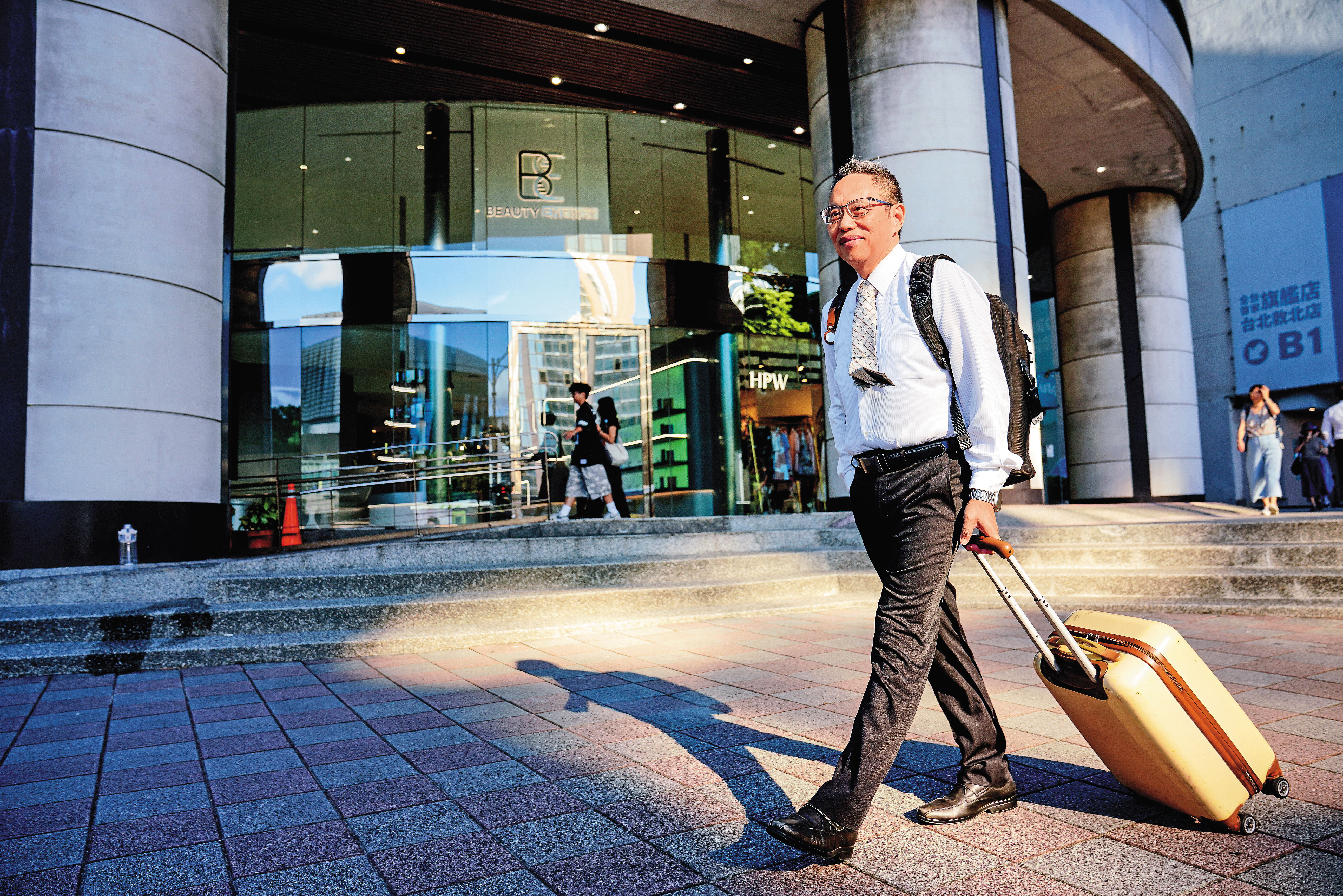 背著背包、拖著行李箱全台跑透透為勞工爭取失能理賠權益，是保險講師鄭正一的日常。