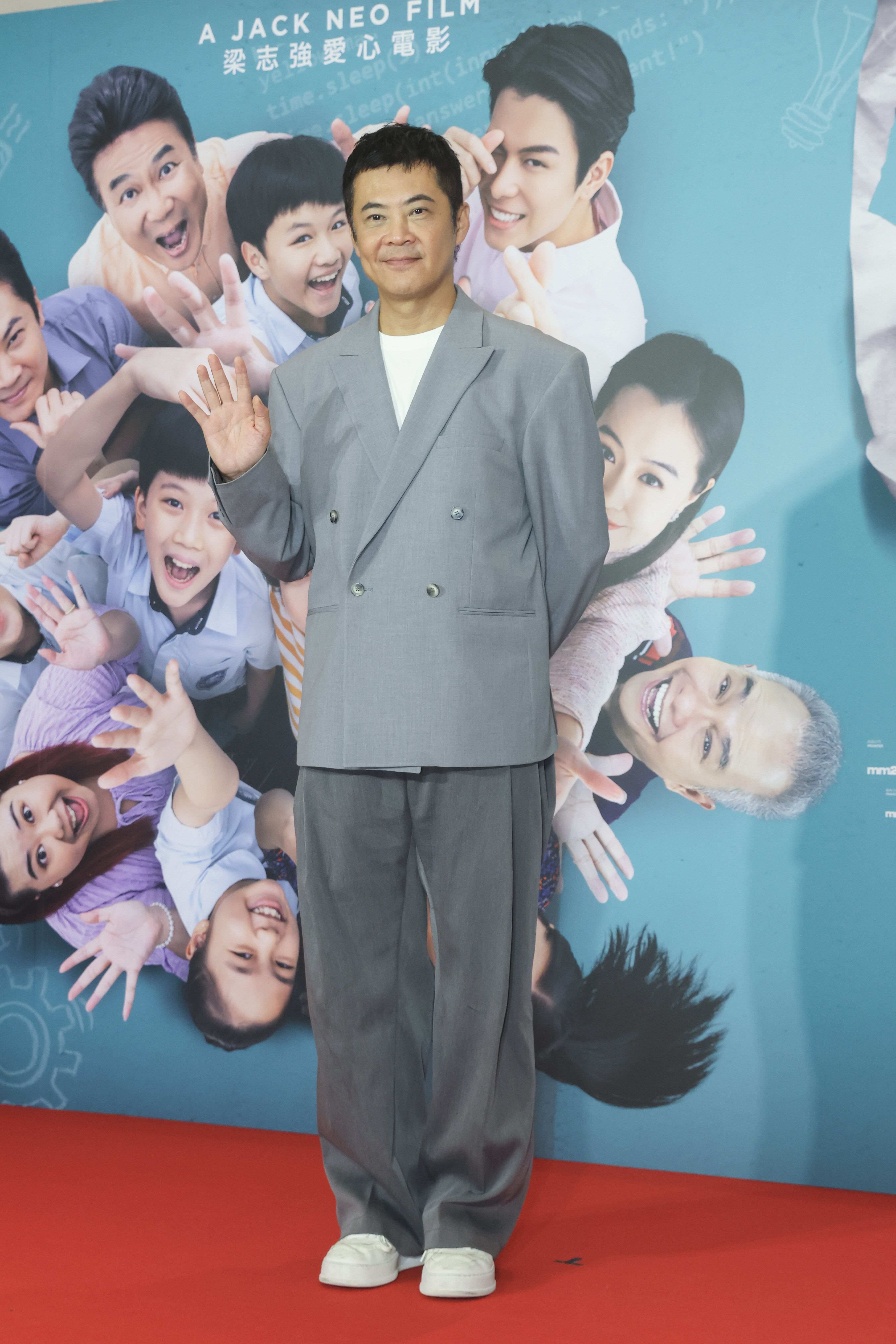 已演了30多年電視劇的曹國輝，這次是第一次演電影，也是第一次嘗試喜劇，對於演喜劇也產生莫大興趣。