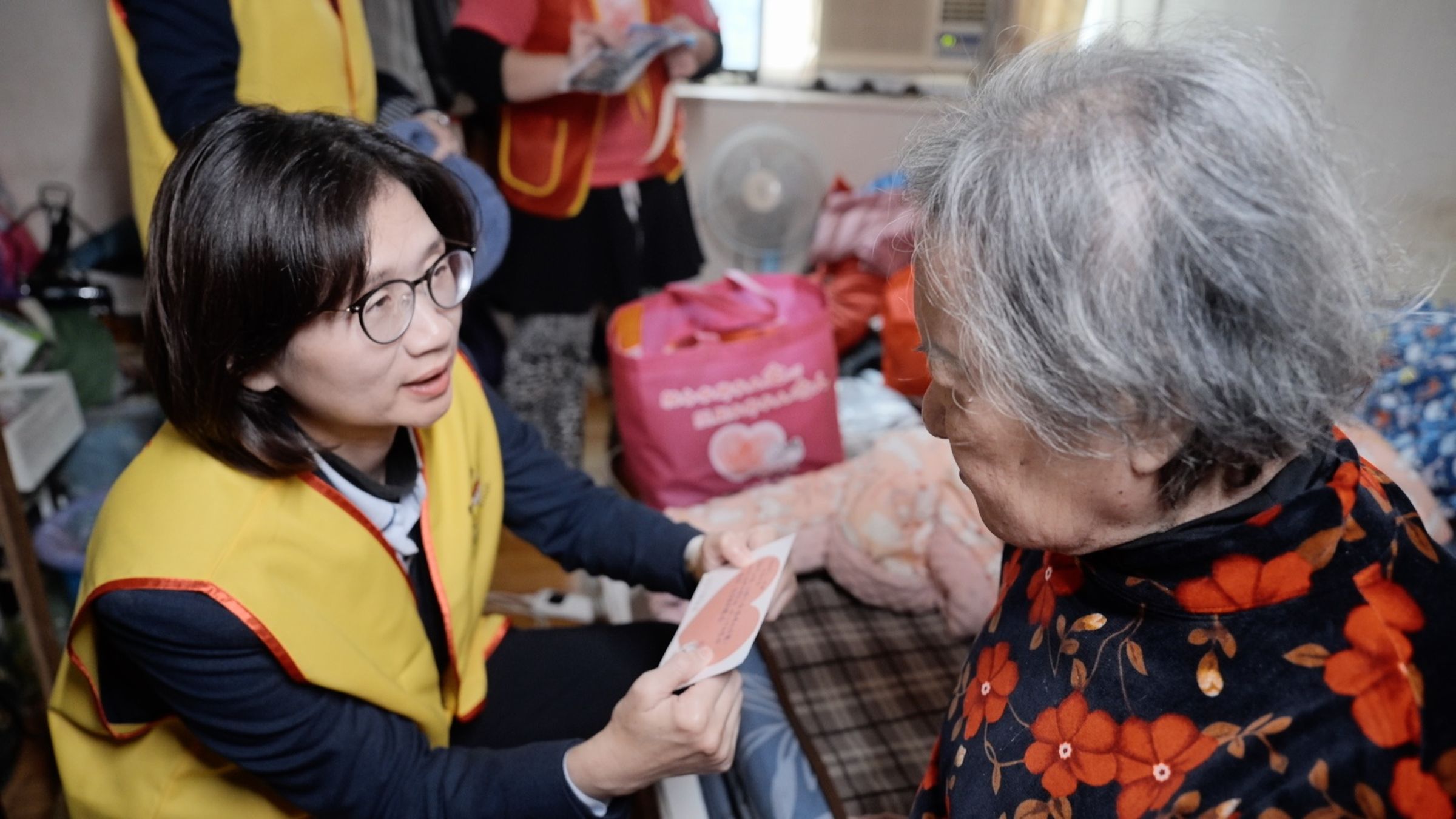 彰化銀行志工隊特地為陳奶奶朗誦了手寫的新年祝賀小卡,「祝福陳奶奶每一天都充滿溫暖與笑聲!」現場氣氛溫馨又充滿愛意。