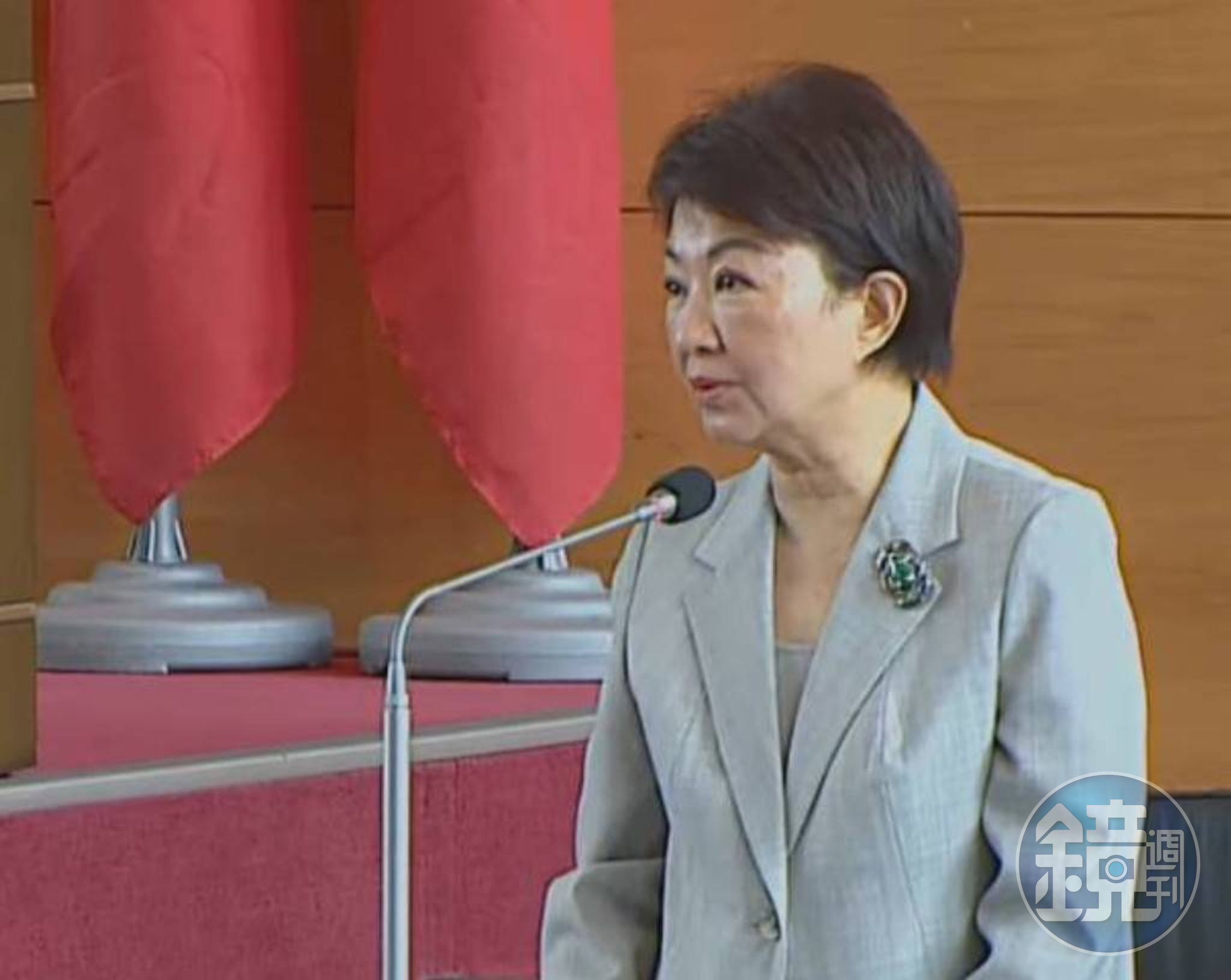 台中市長盧秀燕今在議會備詢前對柯文哲判刑表示意見。