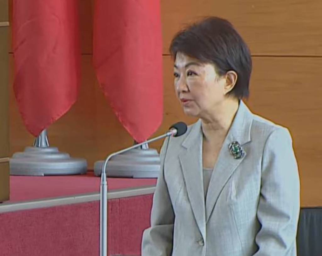 台中市長盧秀燕今在議會備詢前對柯文哲判刑表示意見。