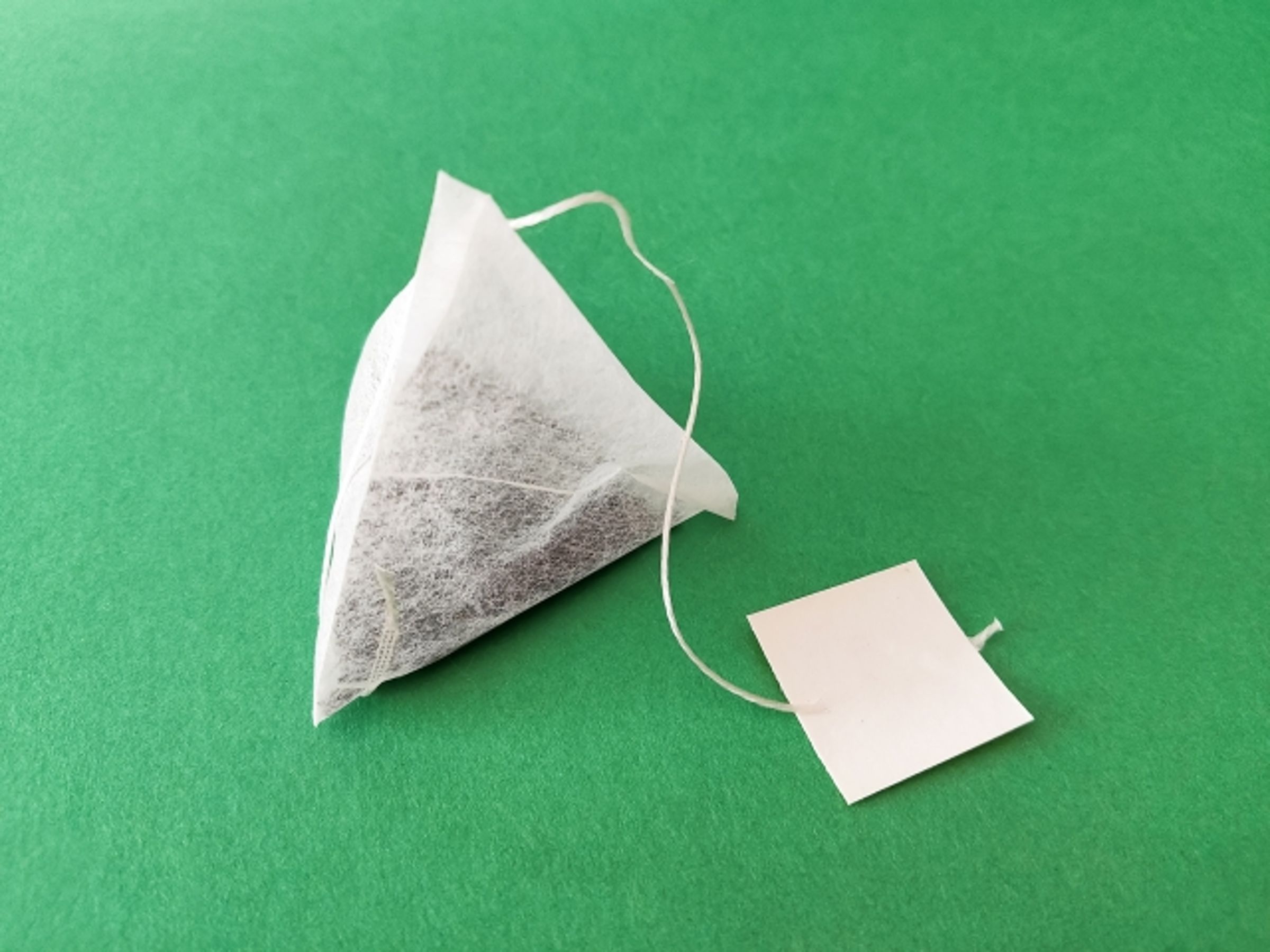 網友透露將茶包或鋁箔球丟進排水孔，可輕易清除油膩黏液。（示意圖，photoAC）