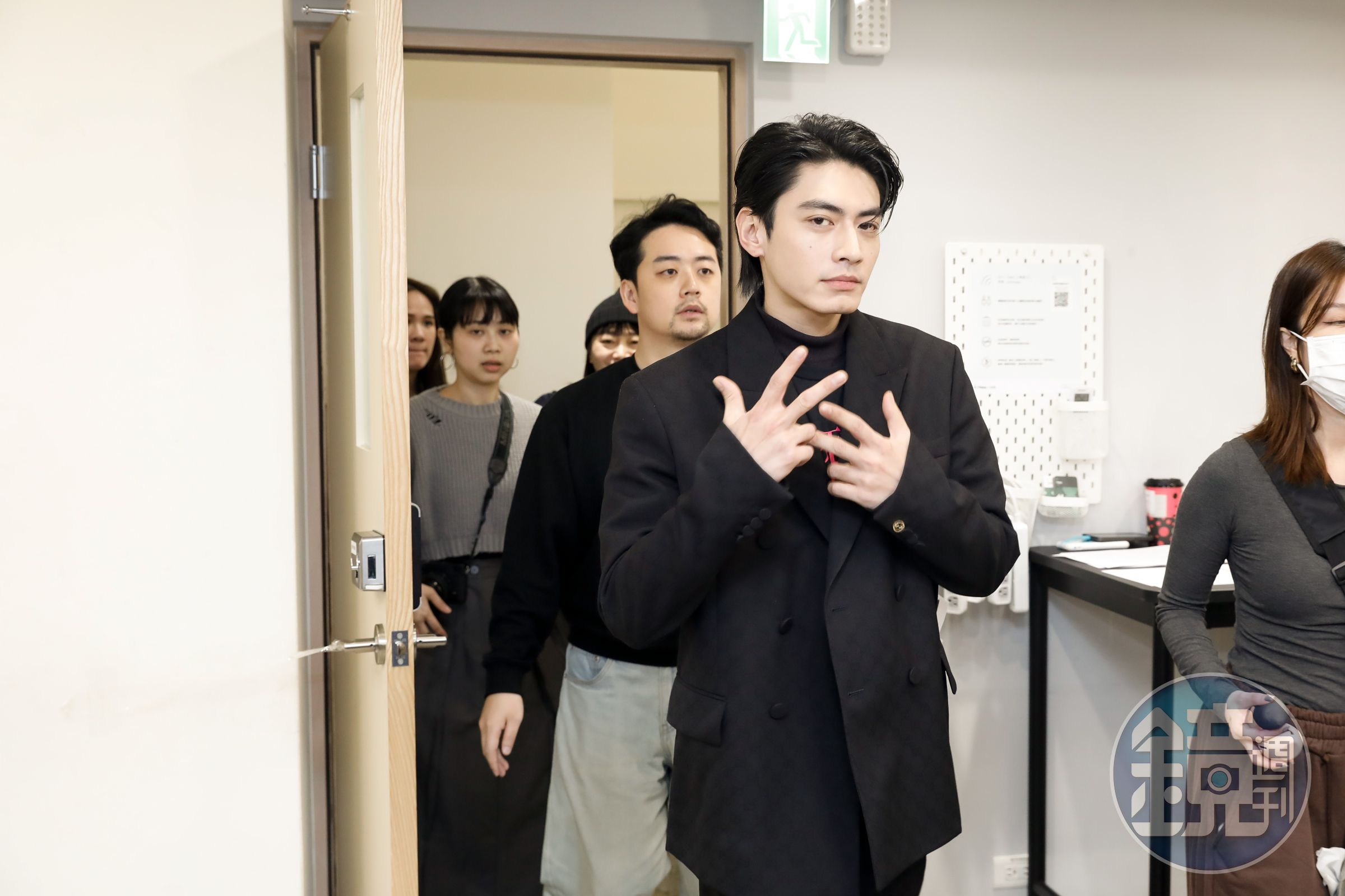 宋柏緯戲裡演出偶像道歉記者會相當傳神。