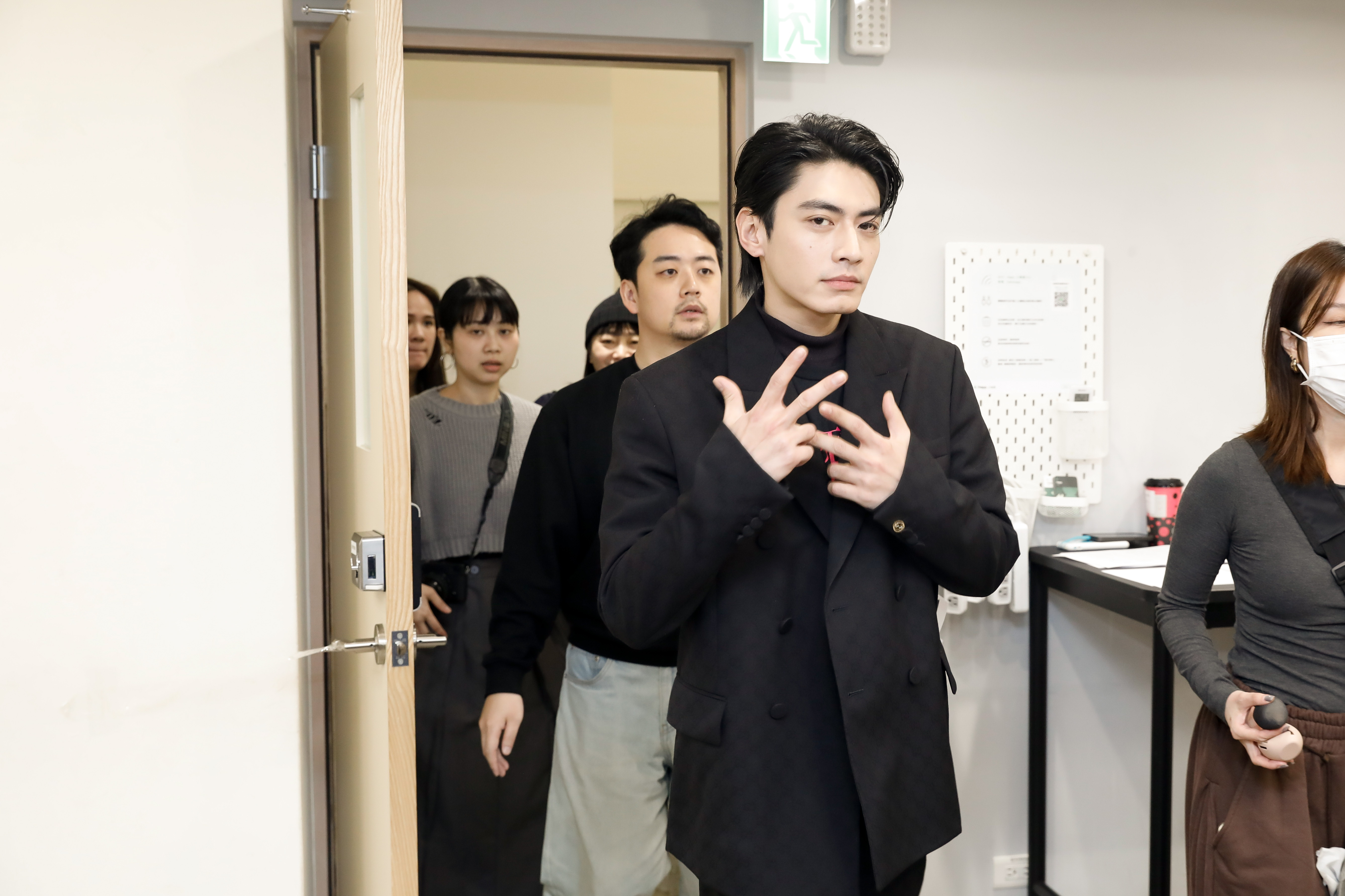 宋柏緯戲裡演出偶像道歉記者會相當傳神。