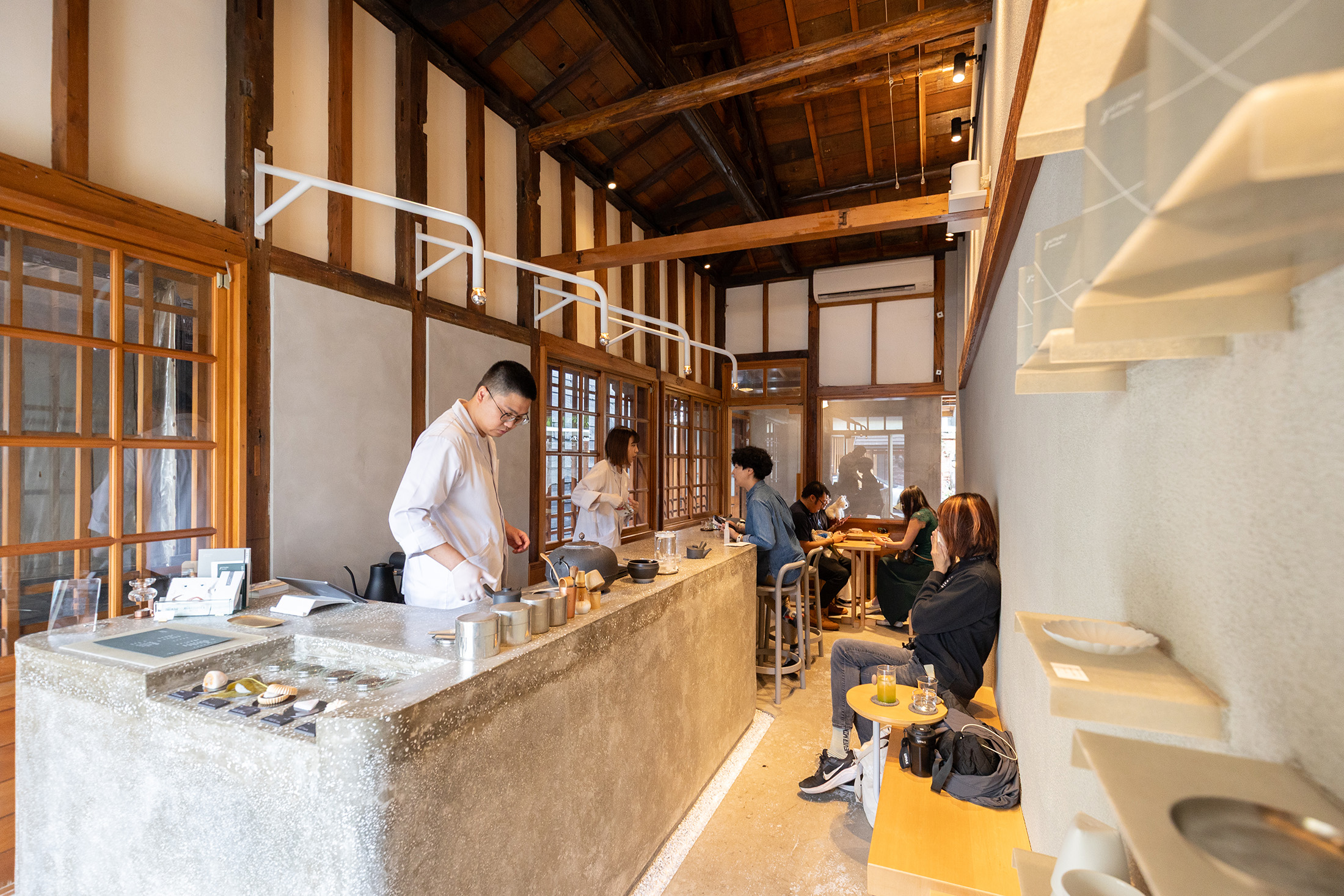 YUTUZU店內空間是狹長型，最多僅能容納8位客人。