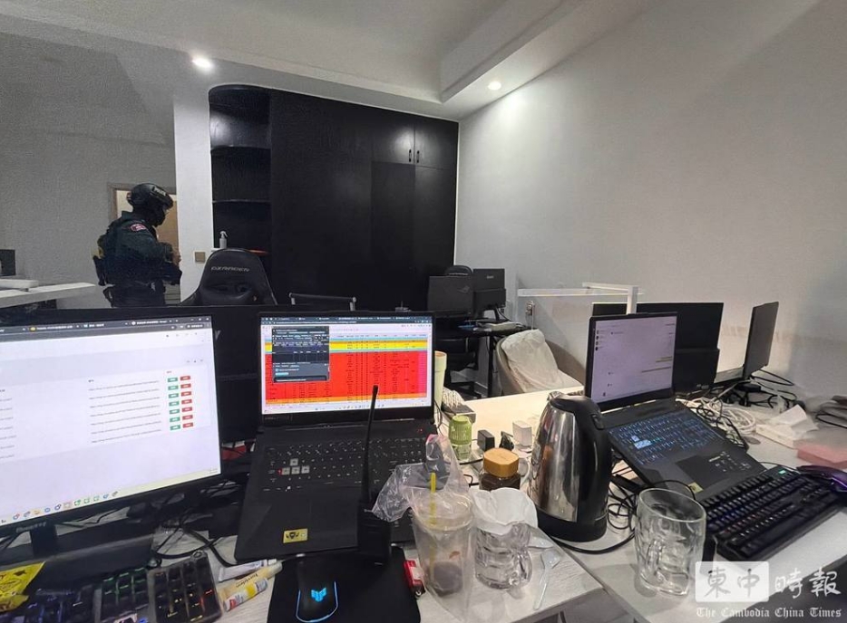 柬埔寨金邊警方破獲詐騙據點，查獲許多做案工具。（柬中時報）