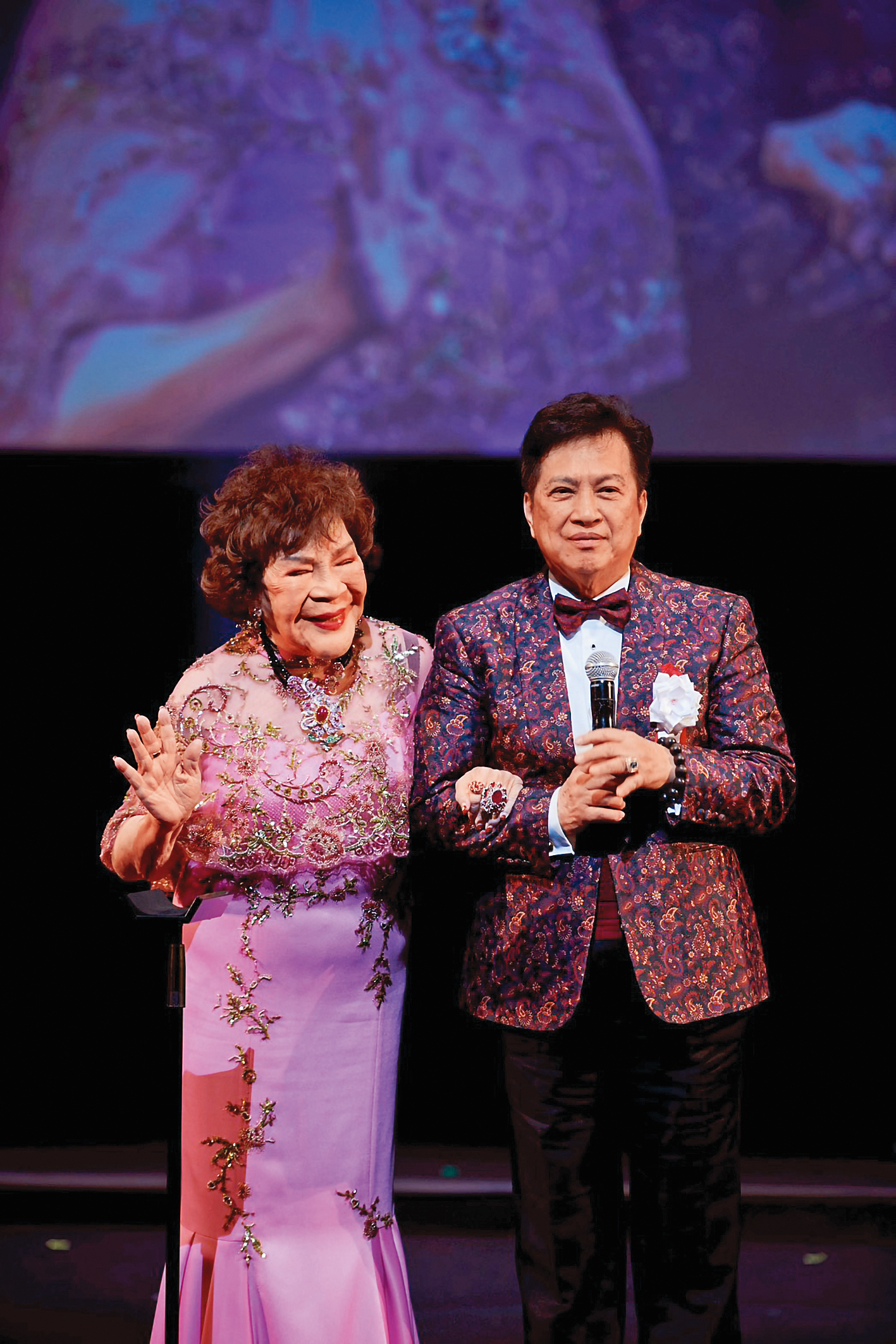 阿姑周遊（左）雖高齡88歲，但和老公李朝永（右）接受幹細胞外泌體治療後，房事有如枯木逢春。（讀者提供）