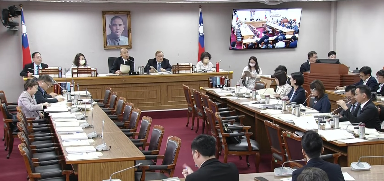 翁曉玲堅持凍刪行政院多項業務費,韓國瑜忍不住出聲提醒。(翻攝自國會頻道)
