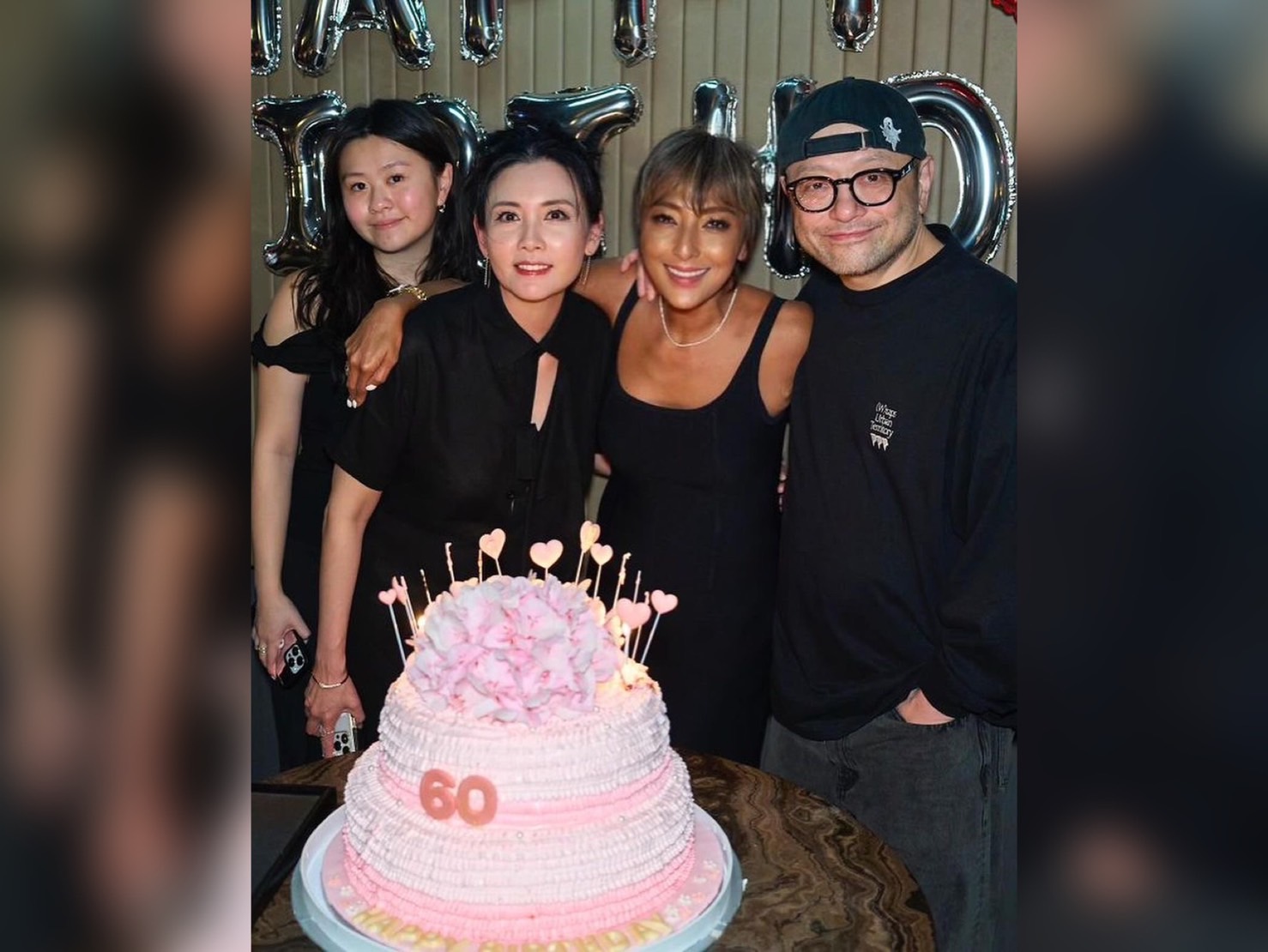 邱淑貞（左2）參加上山詩鈉生日趴，正面照曝光依舊亮麗。（翻攝上山詩鈉IG）