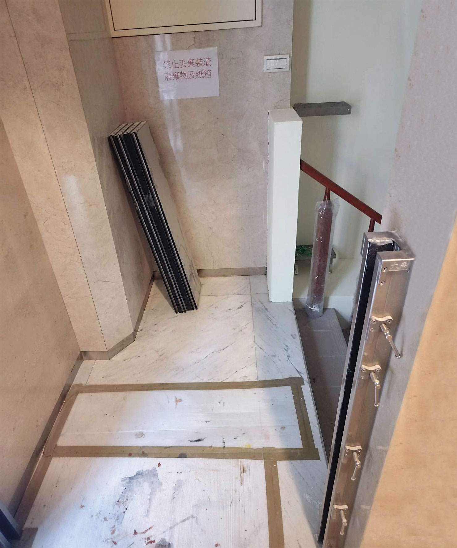 劉進明指出，恆合建設將大門外推後，讓防水閘門（箭頭指處）失去原本效用。（李育材攝）