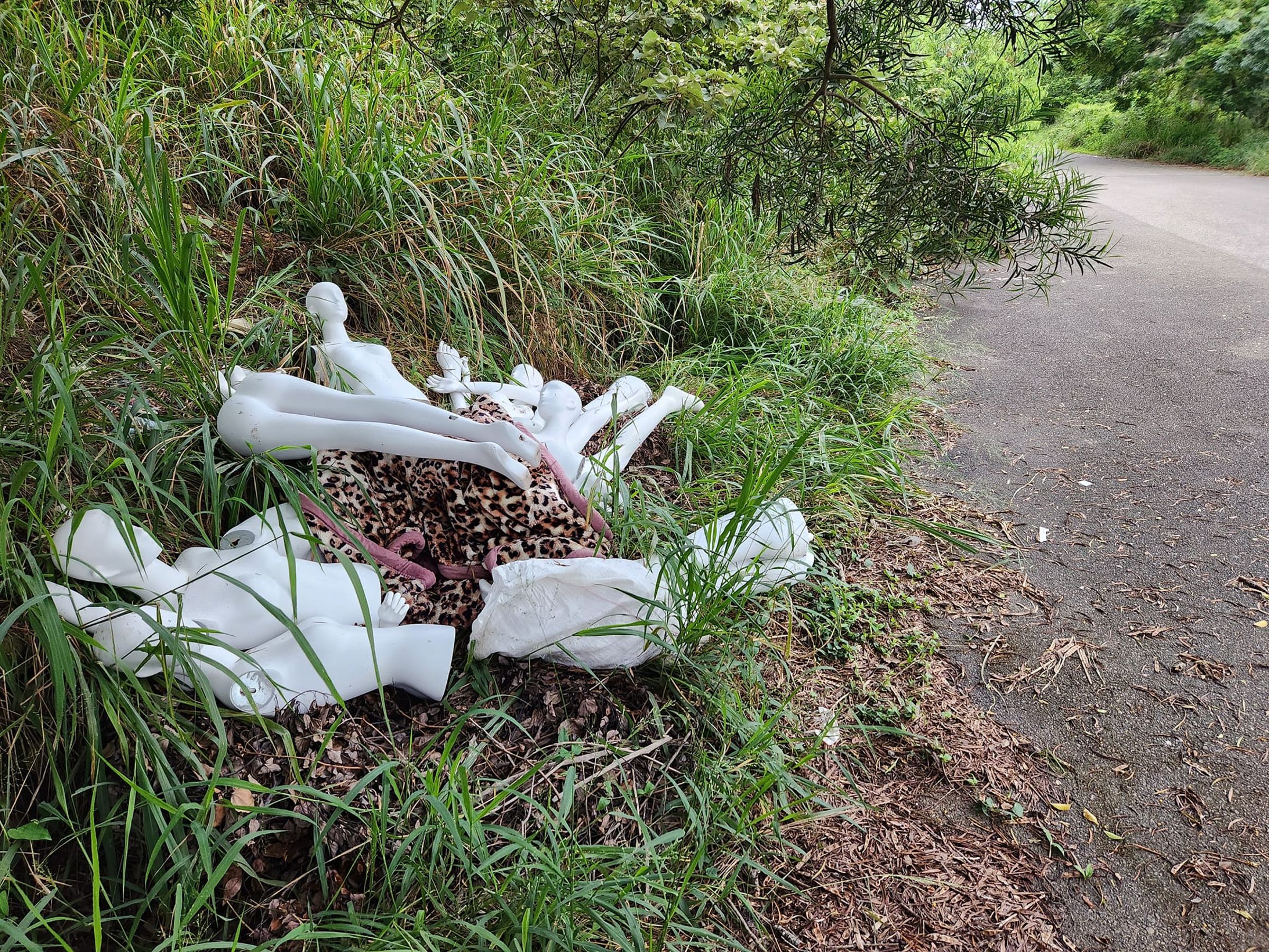 白色假人被拆解路邊,網友直呼路過看到會嚇死人。(翻攝李志洋臉書)