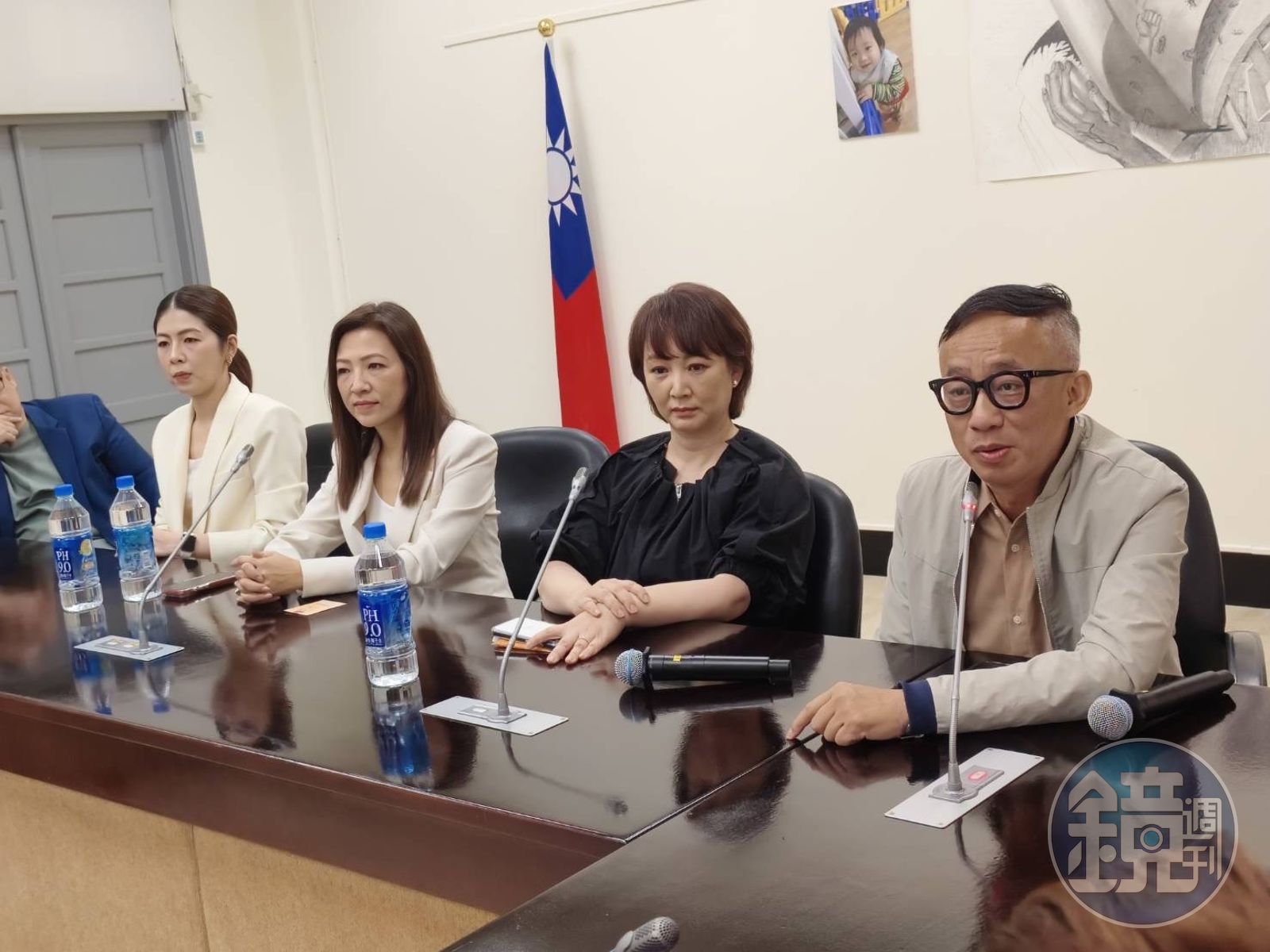 郁方、許常德、郁方、岳啟儒、李怡貞今連袂現身立法院提出五大訴求。(讀者提供