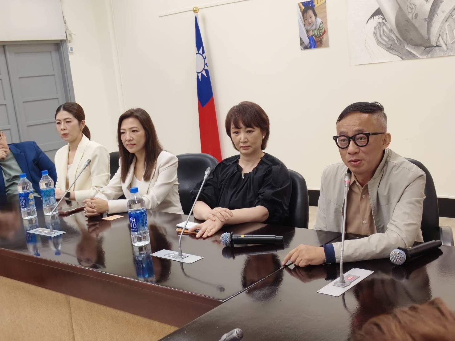 郁方、許常德、郁方、岳啟儒、李怡貞今連袂現身立法院提出五大訴求。(讀者提供