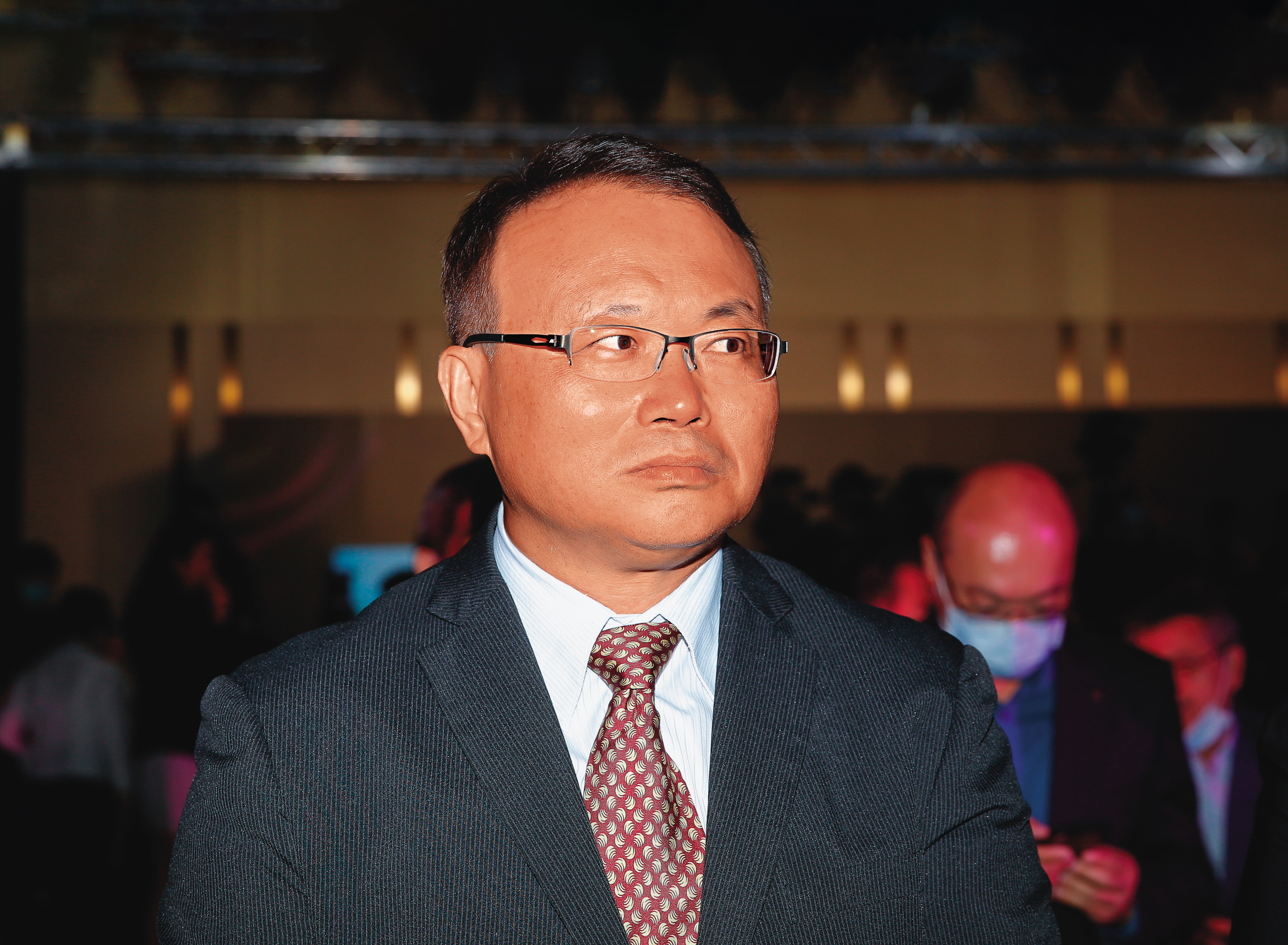 前NCC委員蕭祈宏違法擔任二五電信顧問，暗中替業者穿針引線，企圖疏通與NCC及中華電信的政商關係。