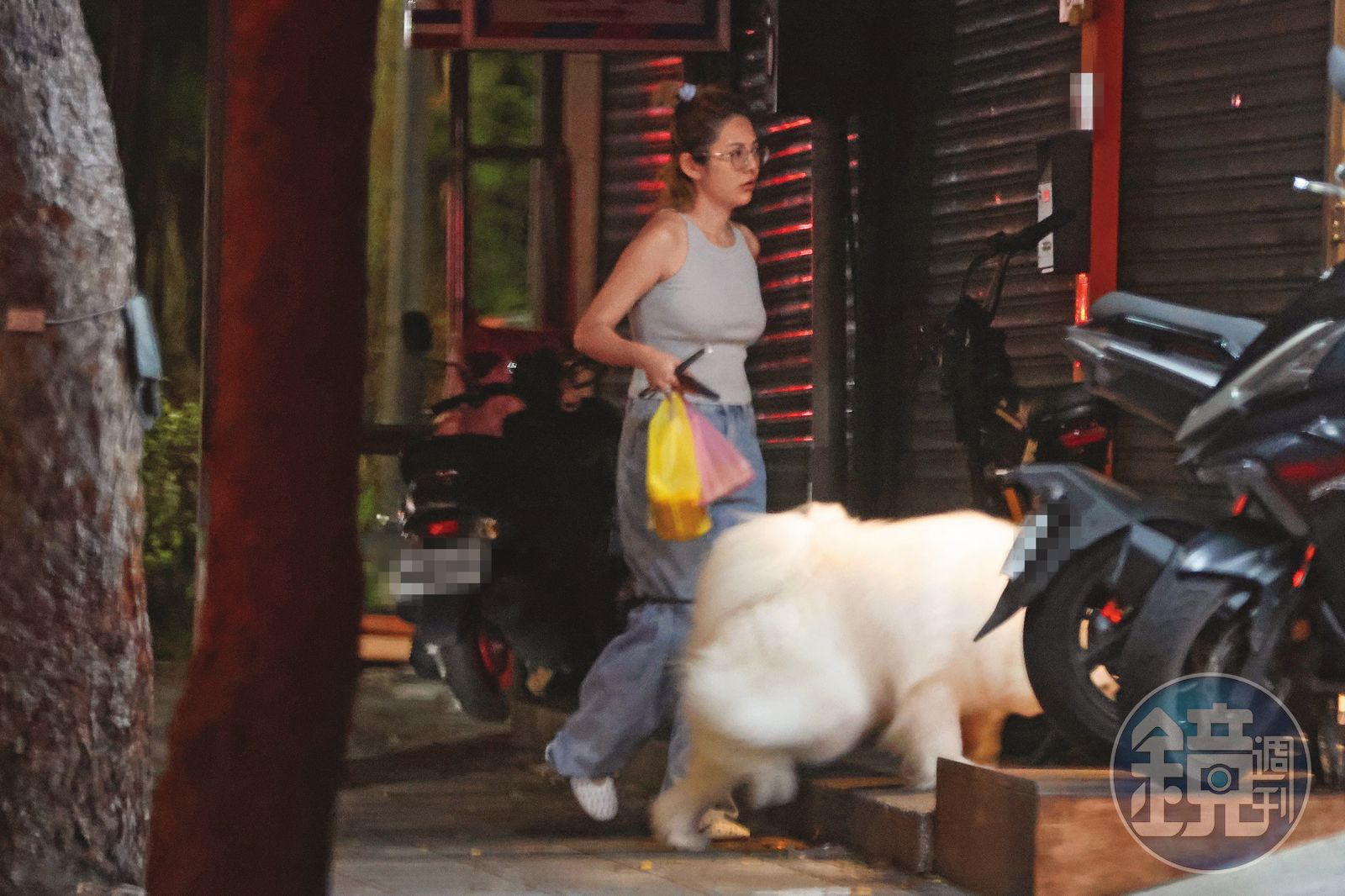 徐瑋吟牽著愛犬下了車，準備前往私人聚會