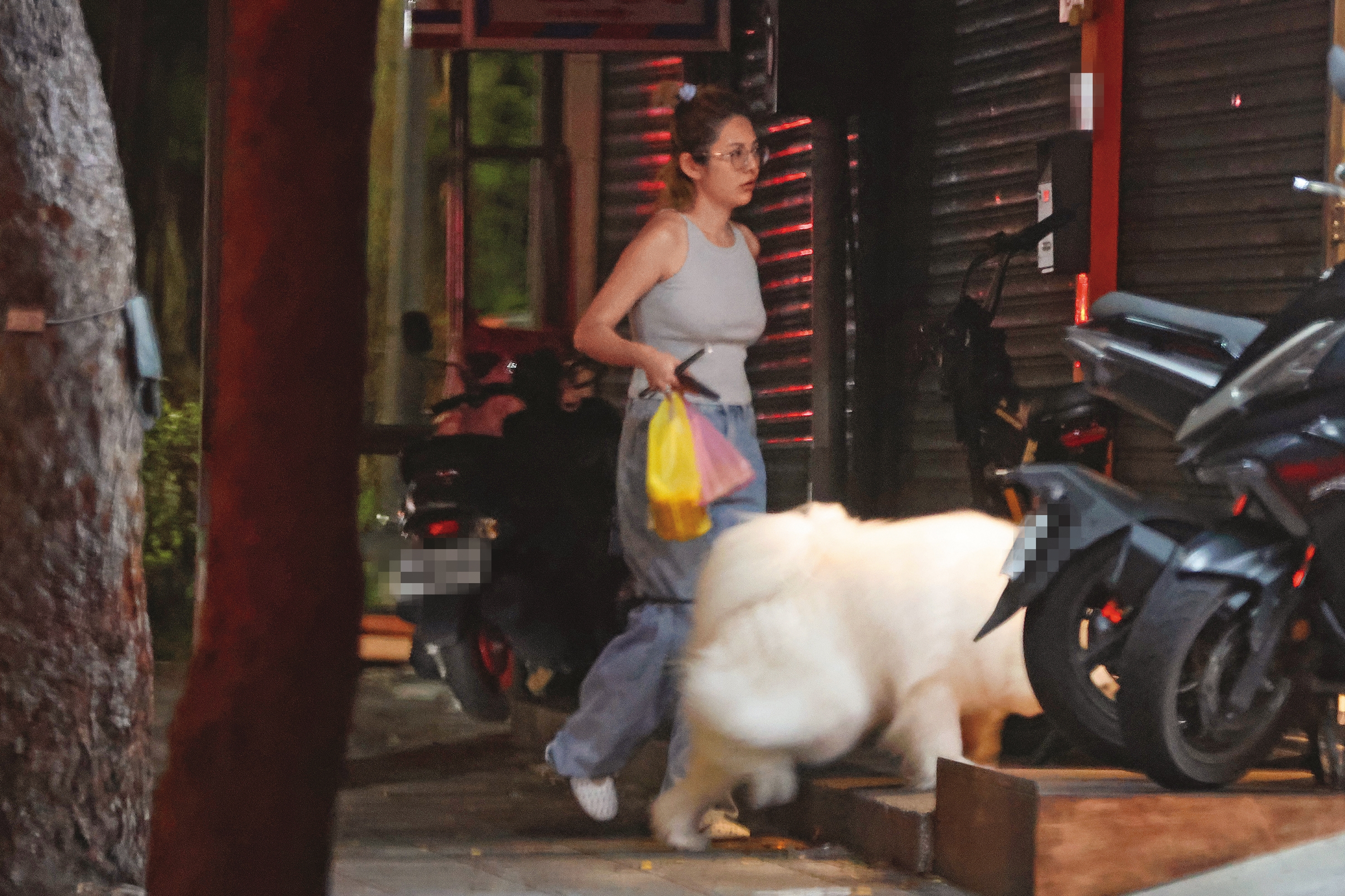 徐瑋吟牽著愛犬下了車,準備前往私人聚會。