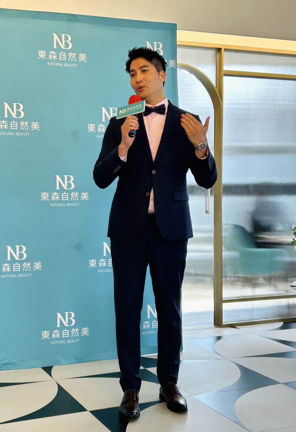吳翔震身著正裝,戴瑞士梅花錶出席活動,充滿貴氣。(經紀人提供)