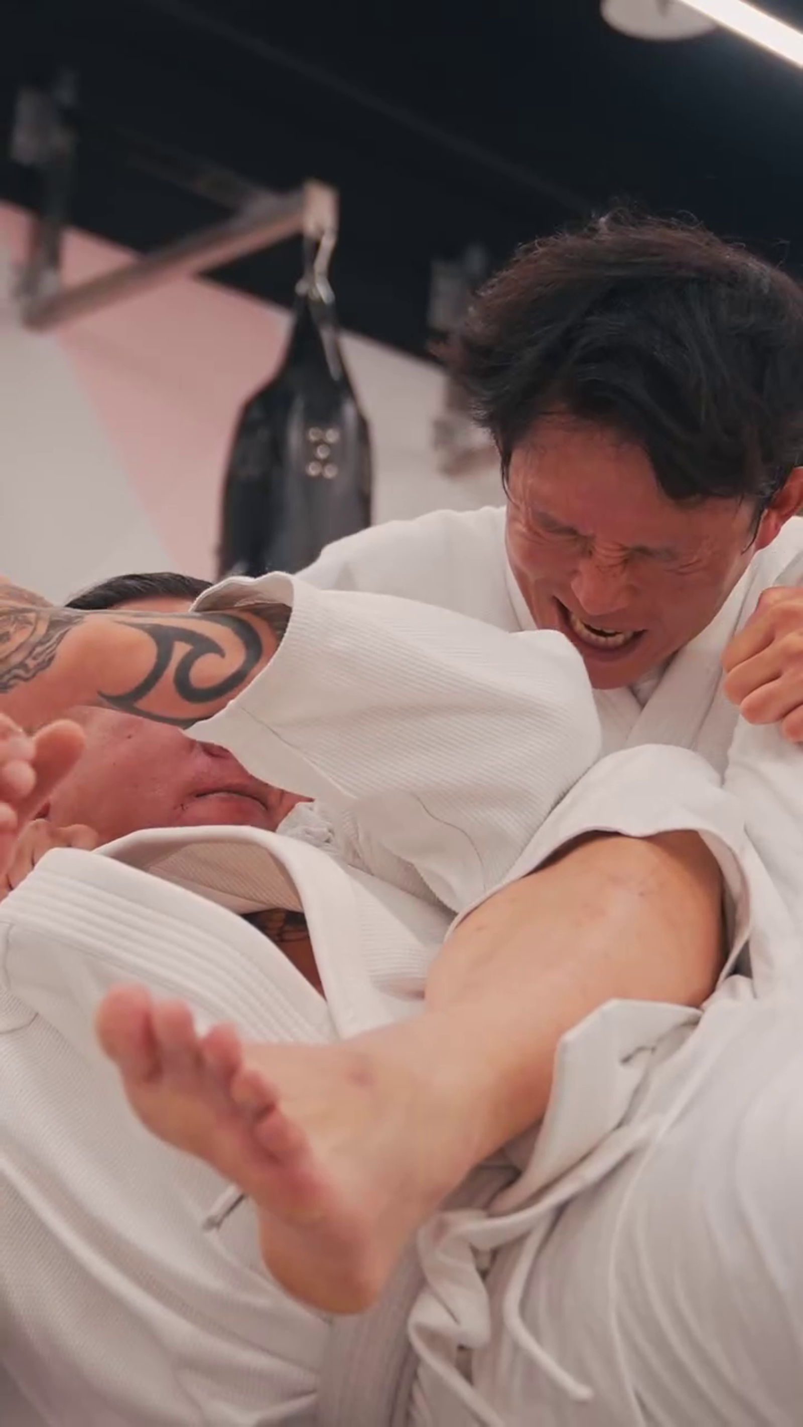 黃國昌表情猙獰。（翻攝飆捍臉書）