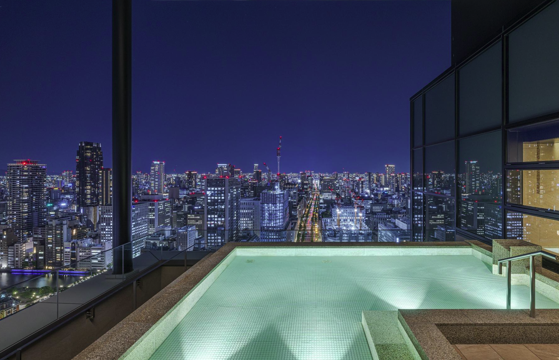 31樓高的露天風呂能眺望大阪璀璨的百萬夜景。(Candeo Hotels Osaka The Tower提供)