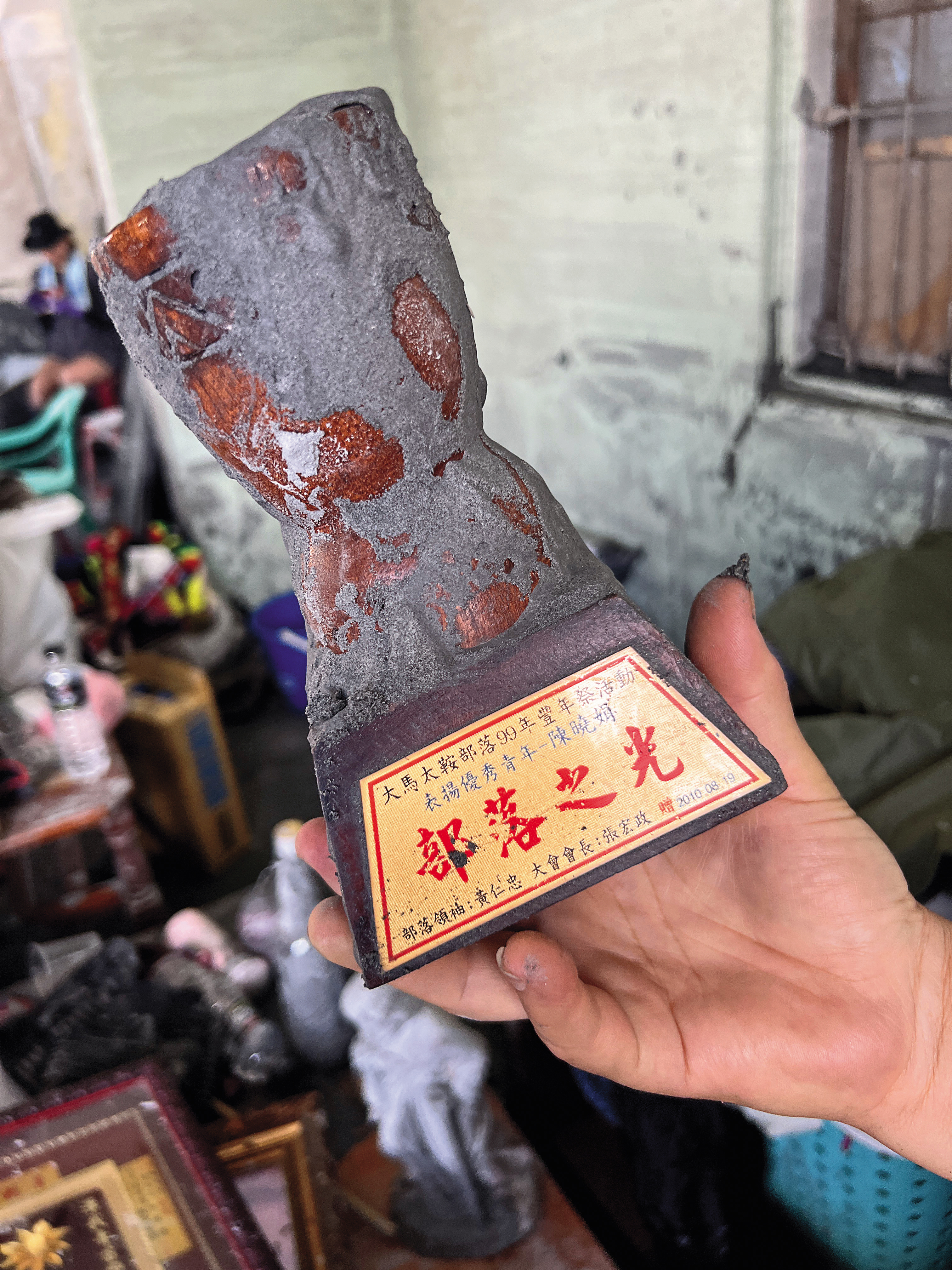 謝春花搶救出女兒陳曉娟的獎盃。(翟翺攝影)