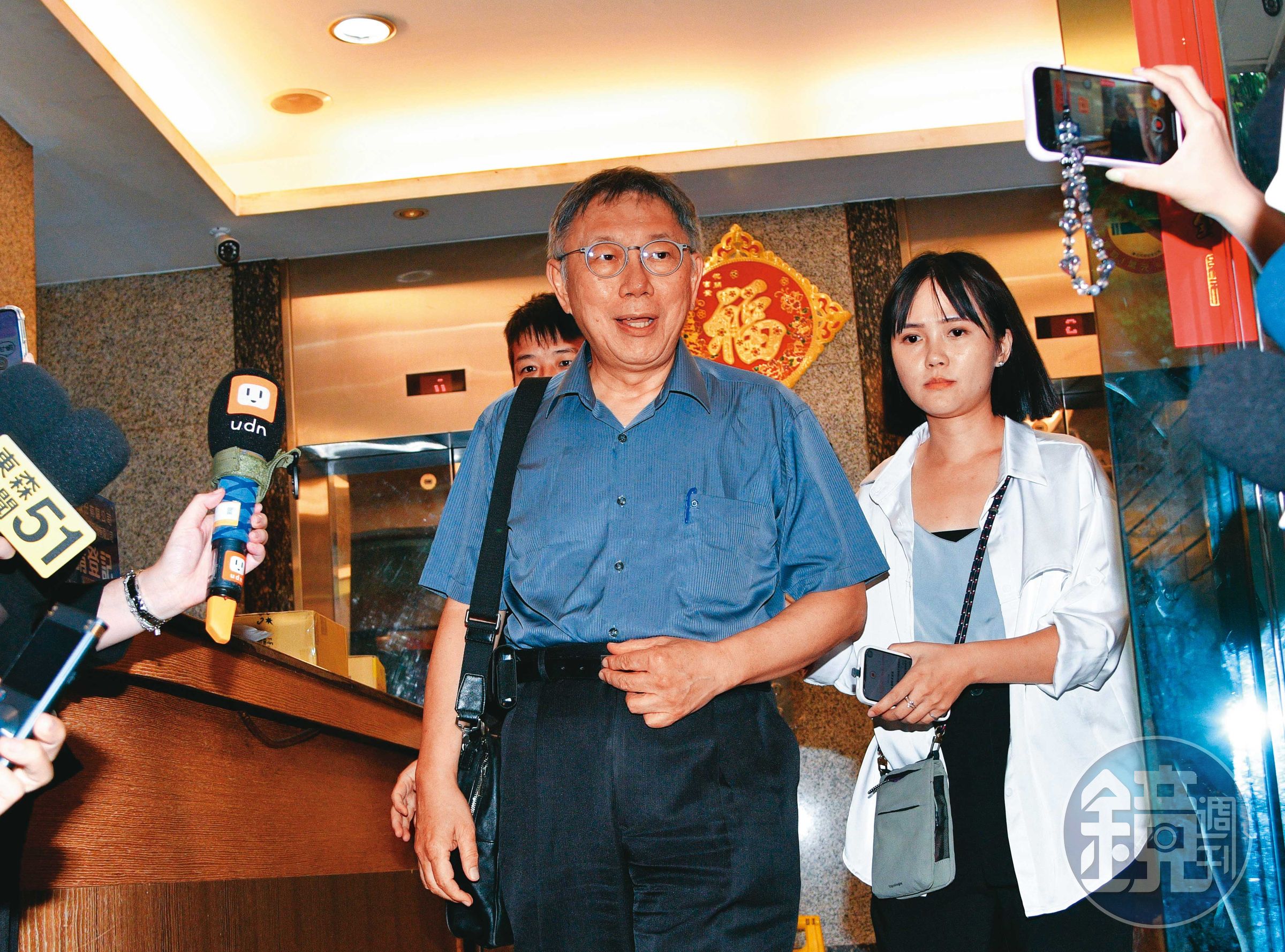 民眾黨黨主席柯文哲早知政治獻金申報出問題,因為監察院在今年4月間查出帳目兜不攏退件,風暴一發不可收拾。
