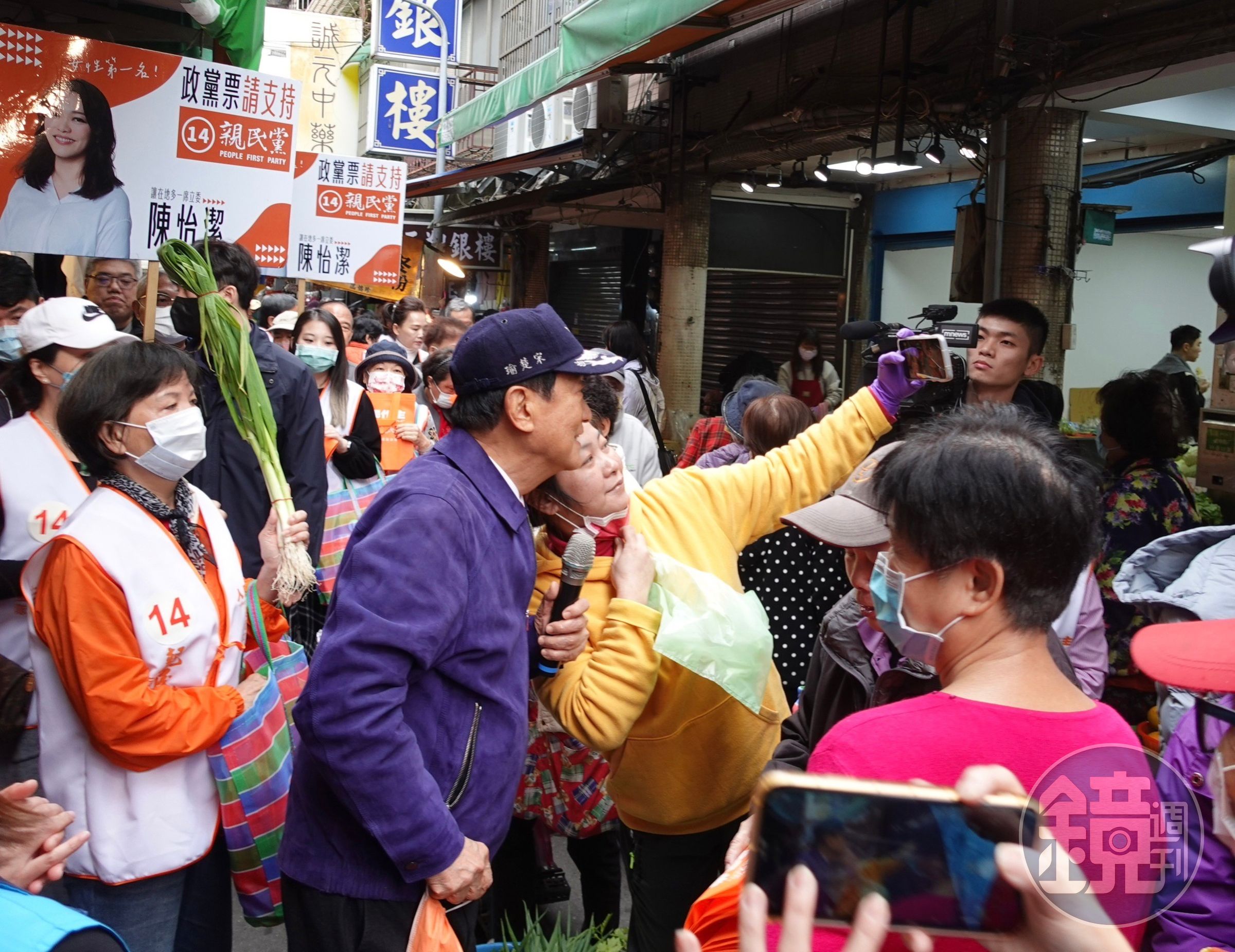宋楚瑜掃街拜票，呼籲選民讓親民黨重返國會「推動兩岸和平拚經濟」。（讀者提供）