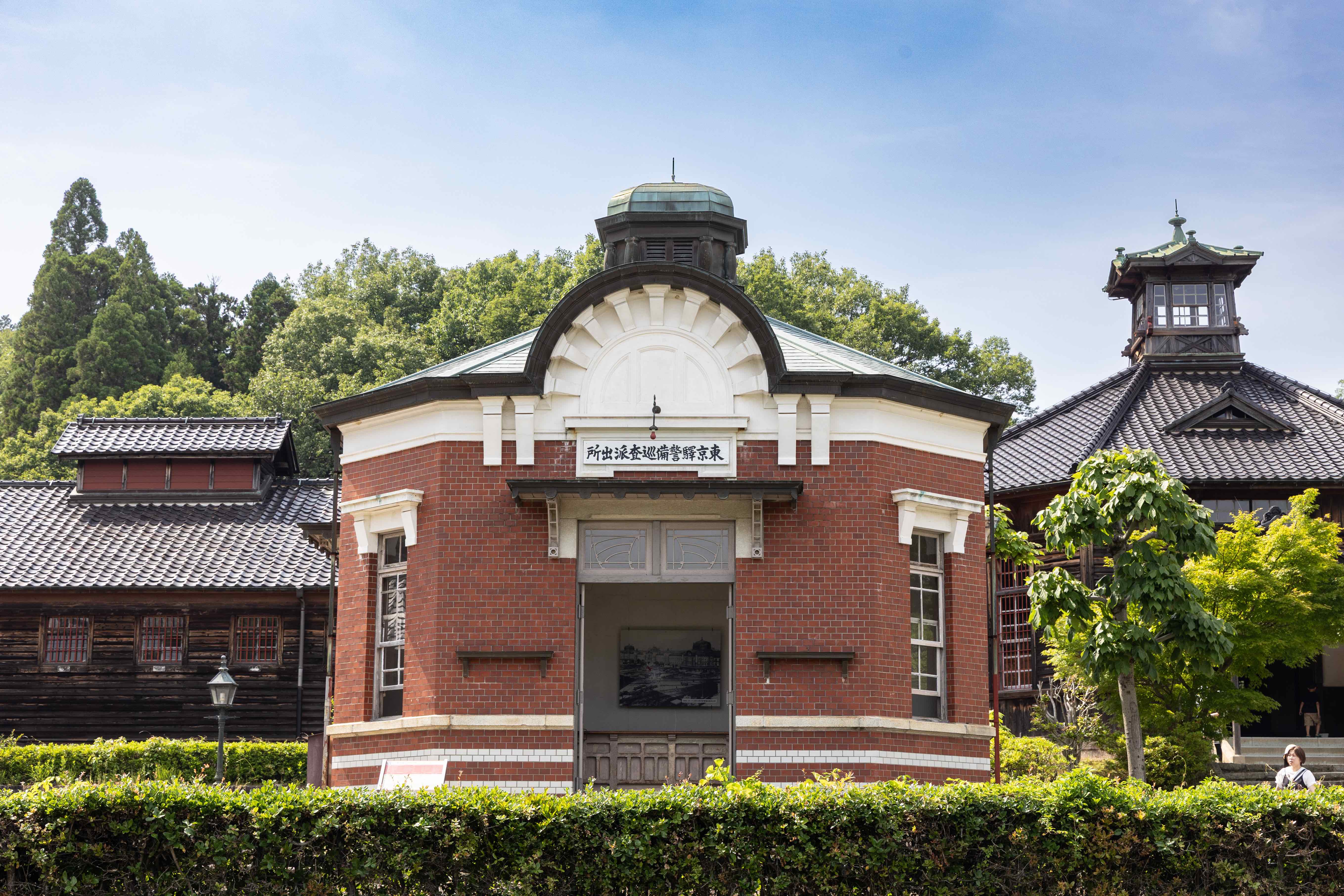 警局、飯店、郵局、車站等歷史建築都有，踏入便感受到了百年前的生活場景。