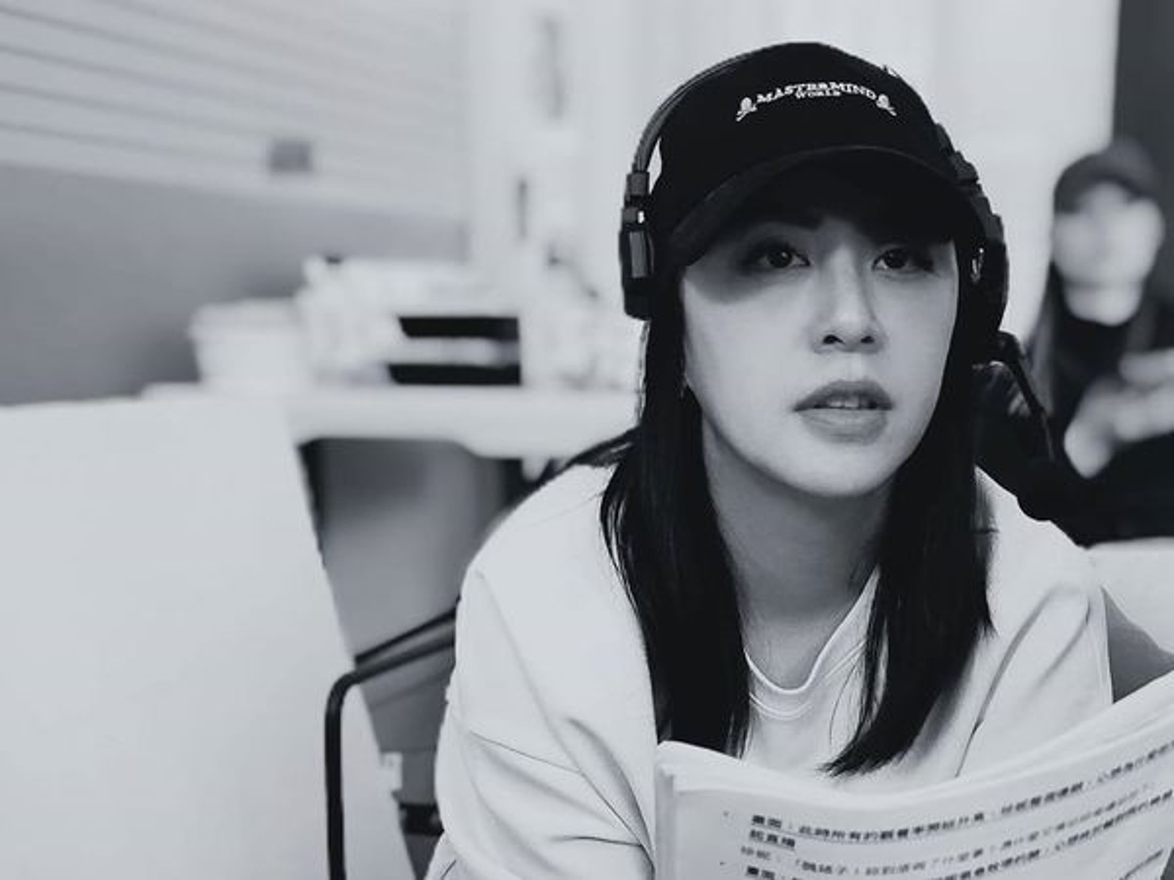 黃小柔因換位置風波臉書大頭貼換成黑白照。(翻攝自黃小柔臉書)
