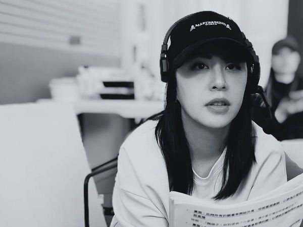 黃小柔因換位置風波臉書大頭貼換成黑白照。（翻攝自黃小柔臉書）