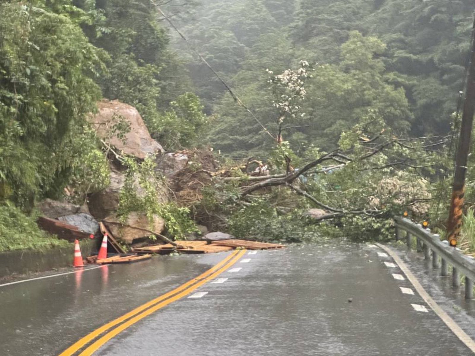 北宜公路坪林段落石坍方!雙向交通中斷 工務段搶通中