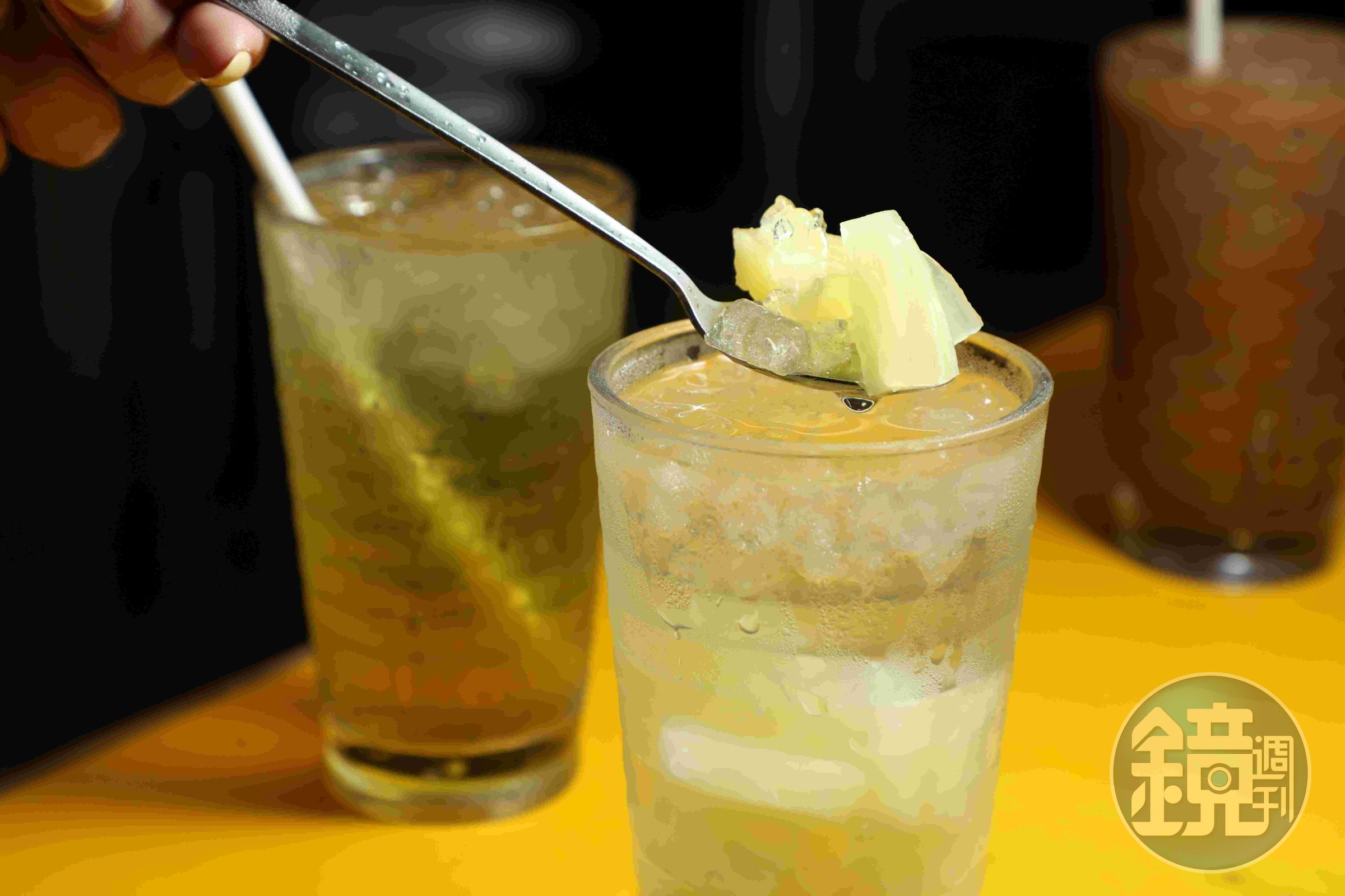 「菠蘿冰」是一種起源於香港冰室的經典夏季冰飲，以碎冰為底，加入鳳梨塊及糖水調配而成。（港幣25元／杯，約NT$101）