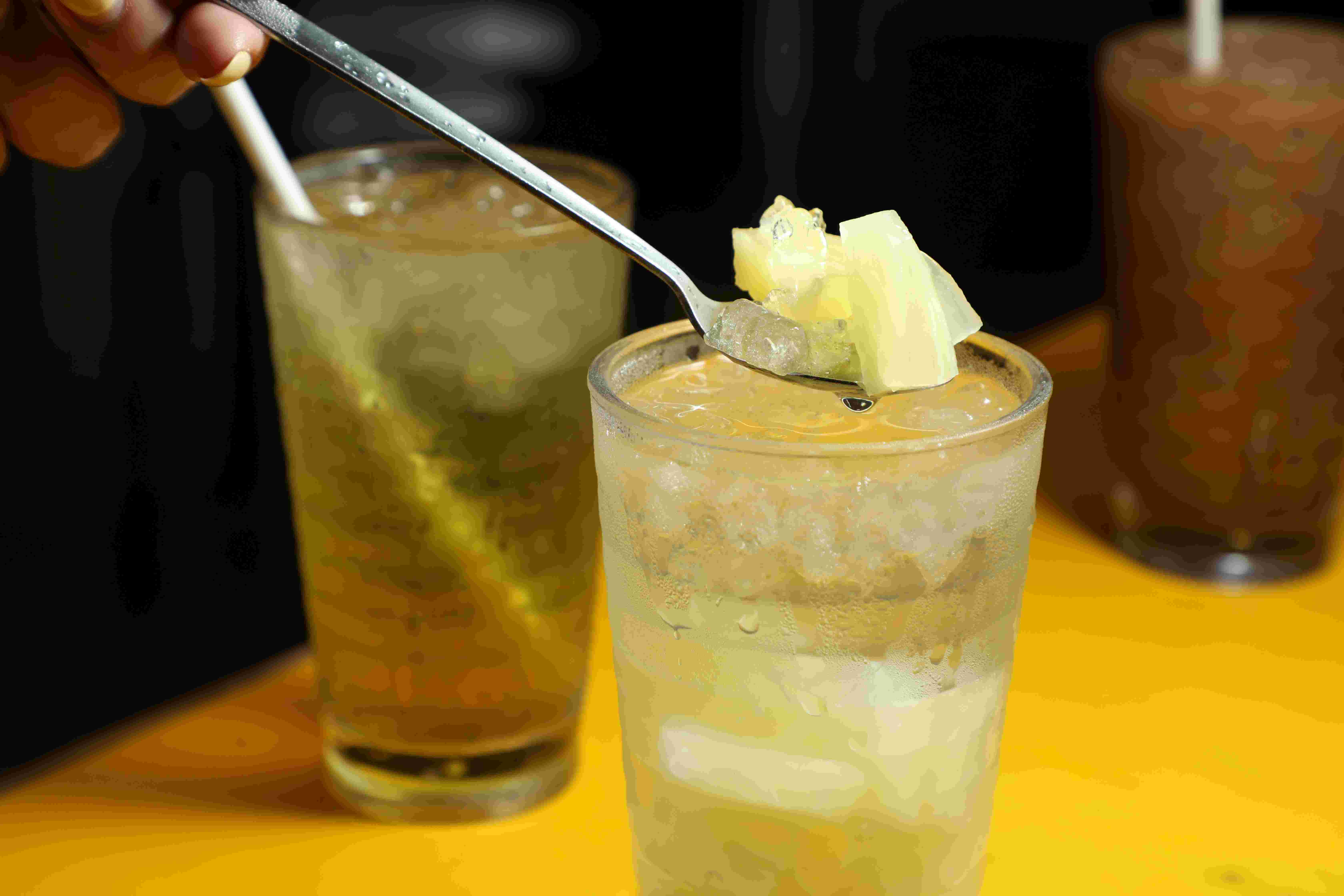「菠蘿冰」是一種起源於香港冰室的經典夏季冰飲，以碎冰為底，加入鳳梨塊及糖水調配而成。（港幣25元／杯，約NT$101）