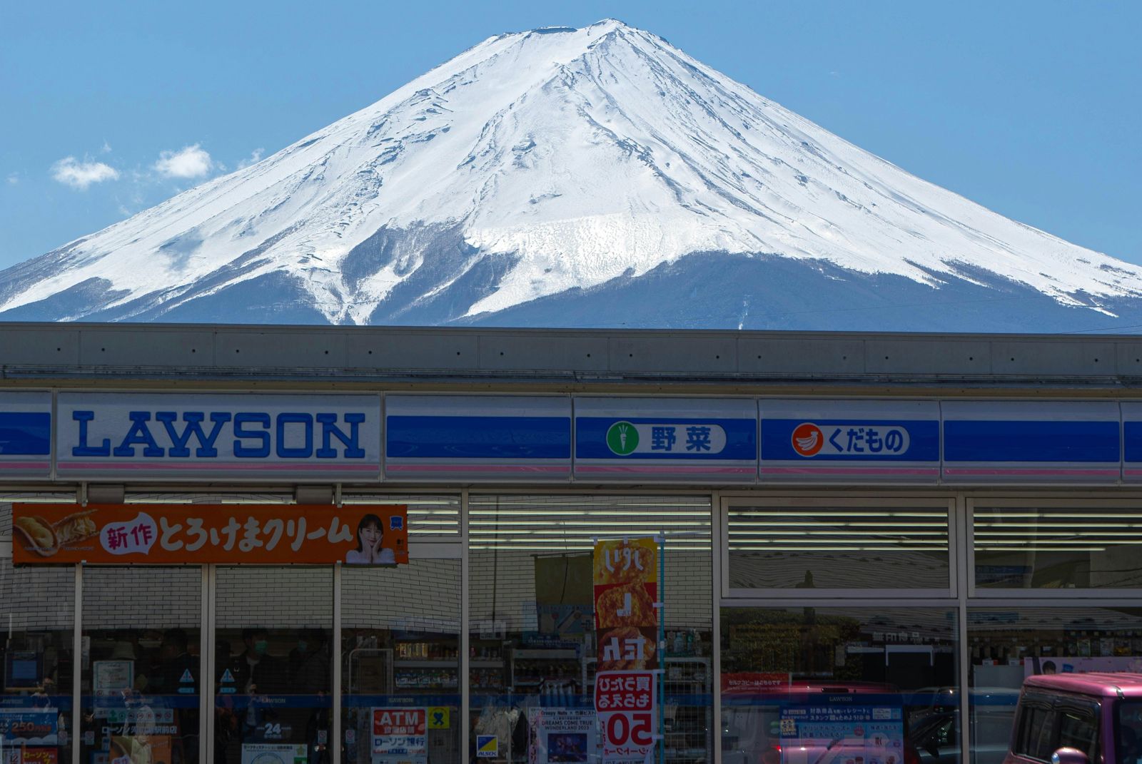 富士河口湖町的羅森（LAWSON）因可以拍到富士山與便利商店同框入鏡畫面，引來不少遊客駐足搶拍。示意圖（pexels）