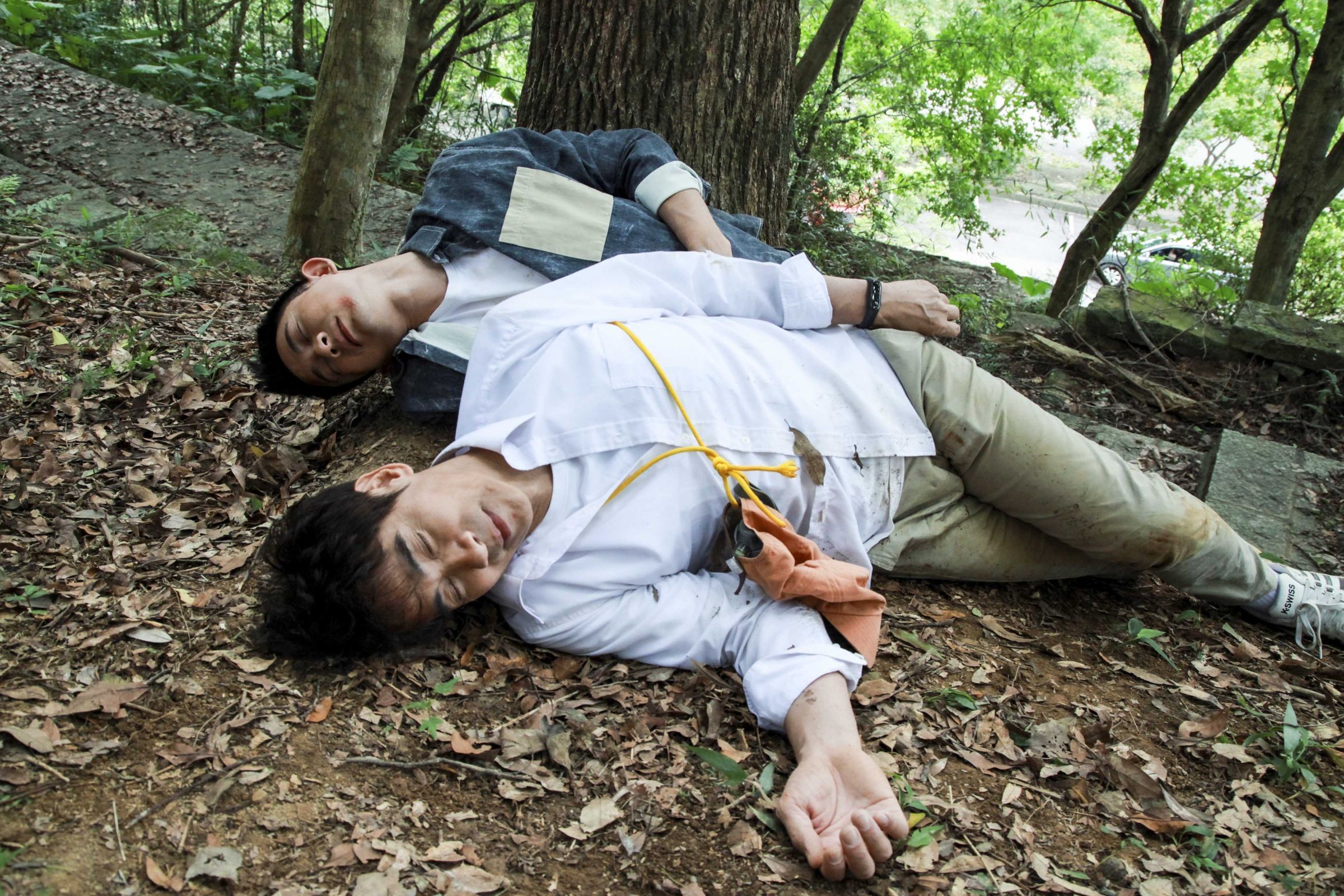翁家明跟曾子益為了《市井豪門》，來回滾山坡，身上布滿大小傷。（民視提供）