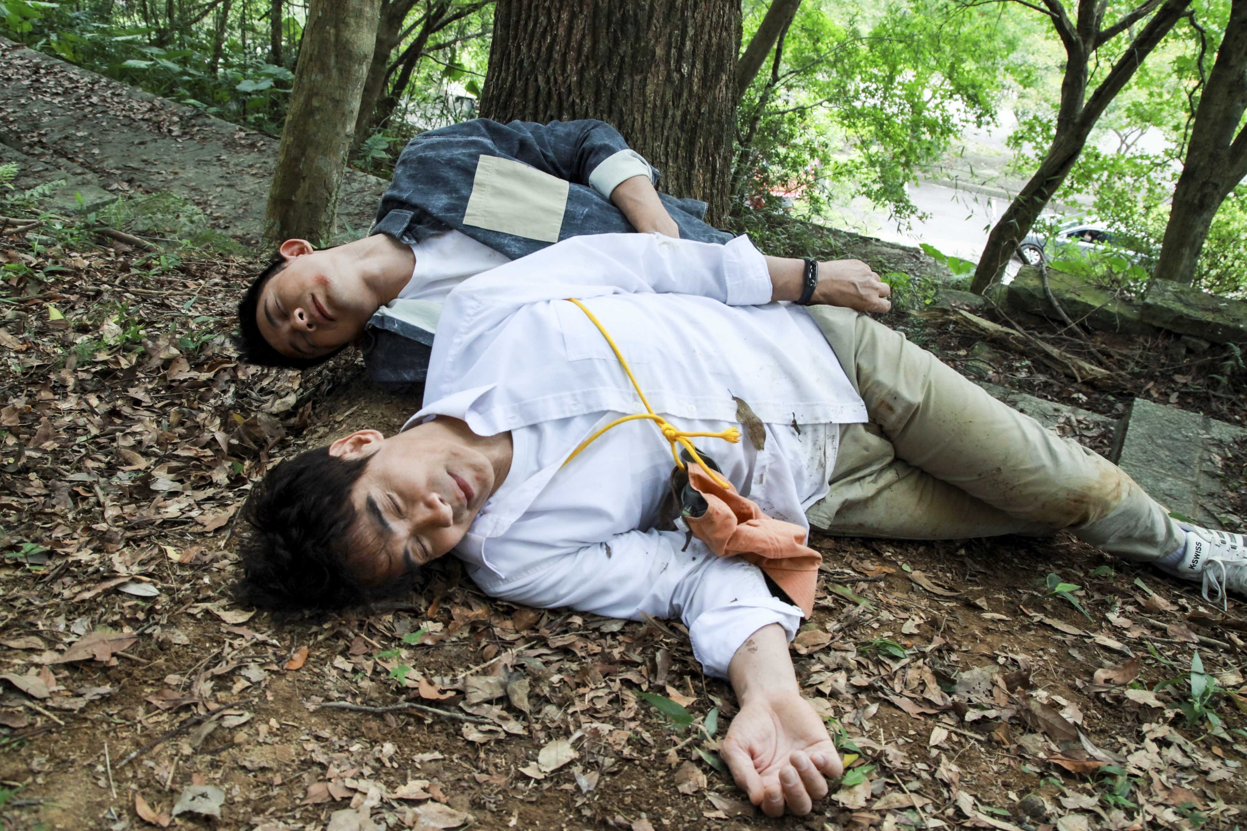 翁家明跟曾子益為了《市井豪門》,來回滾山坡,身上布滿大小傷。(民視提供)