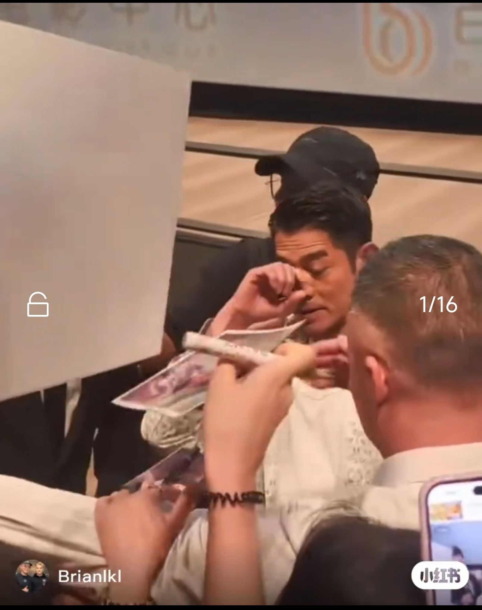 郭富城受到驚嚇後皺眉搖頭，不希望這樣的場面再發生。 （翻攝自小紅書）